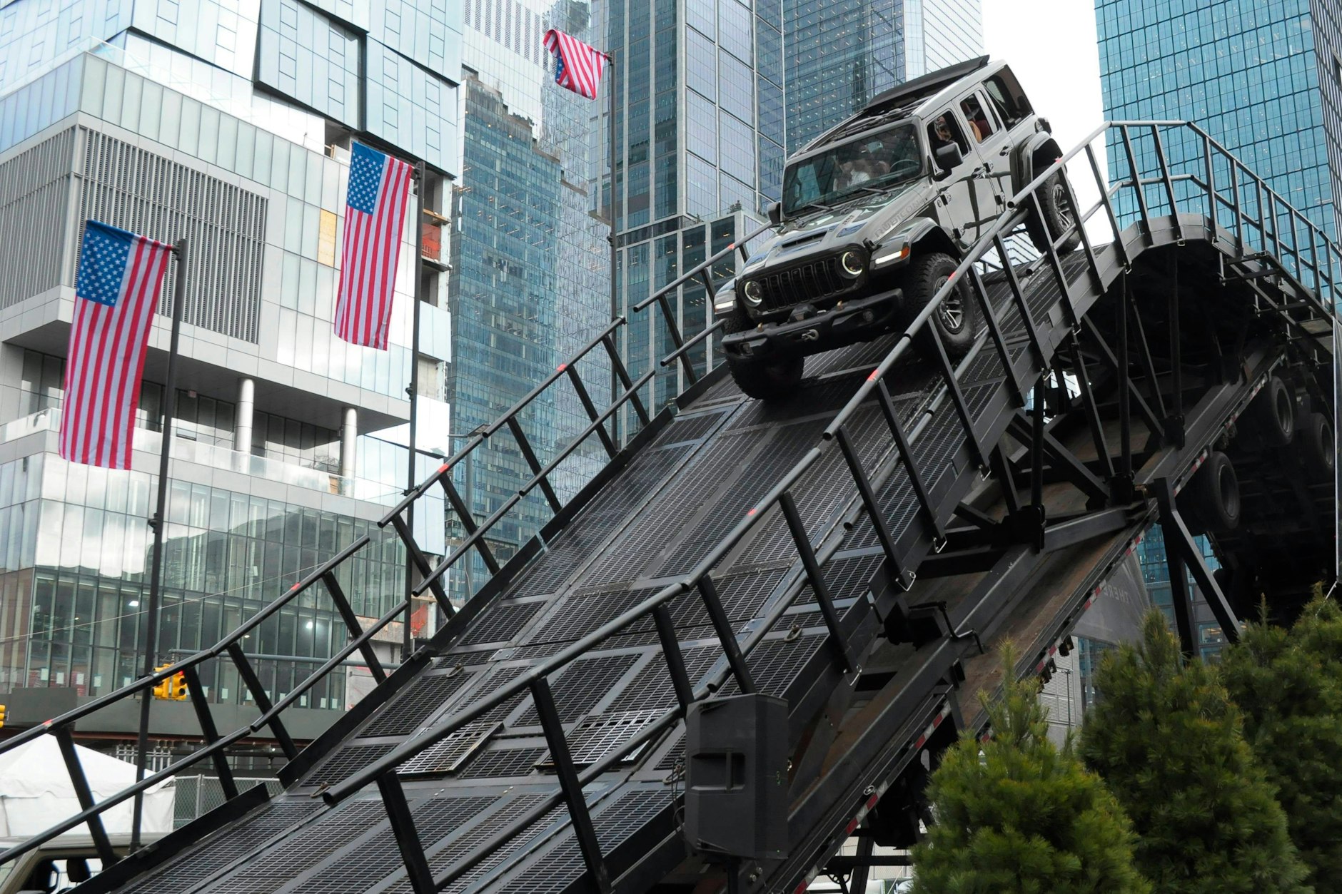 Auf und Ab, Vor und Zurück: Auch auf der Automesse, hier eine Präsentation für Jeep, wird der politische Windwechsel spürbar.