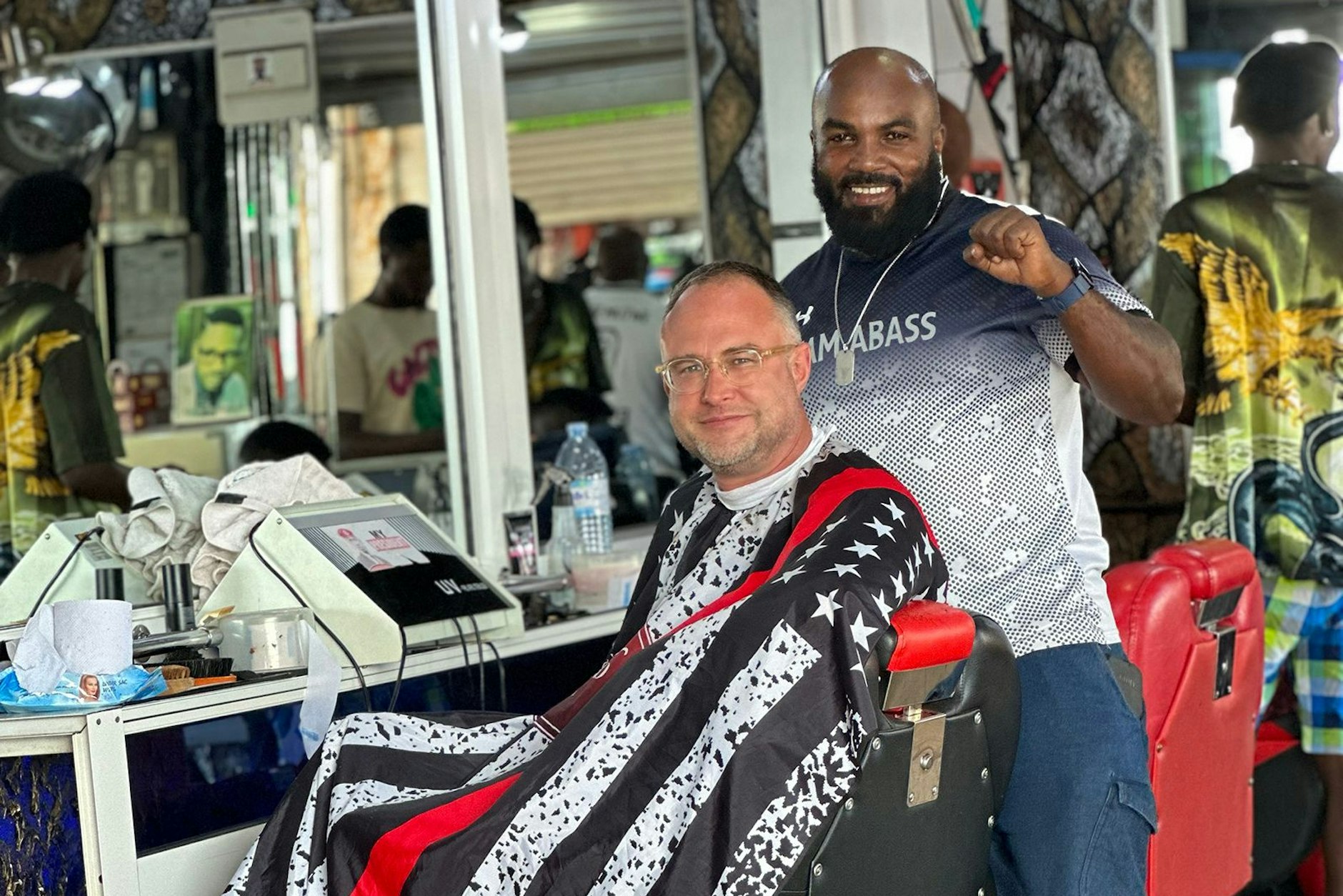 Eddie Mutwe (r.), Leibwächter des Oppositionsführers und Präsidentschaftskandidaten Bobi Wine, wurde am 27. April verschleppt. Das Foto zeigt ihn in seinem Friseursalon in Kampala mit Autor Konrad Hirsch.