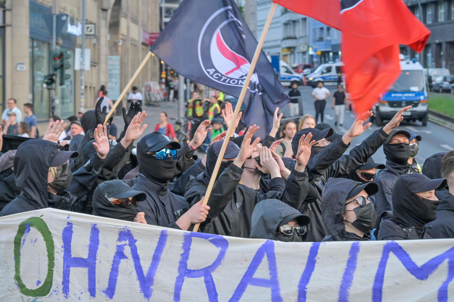 Die „Revolutionäre 1. Mai -Demonstration“ zieht durch die Karl-Marx-Straße in Neukölln. Schätzungsweise seien 15.000-18.000 Menschen vor Ort gewesen.