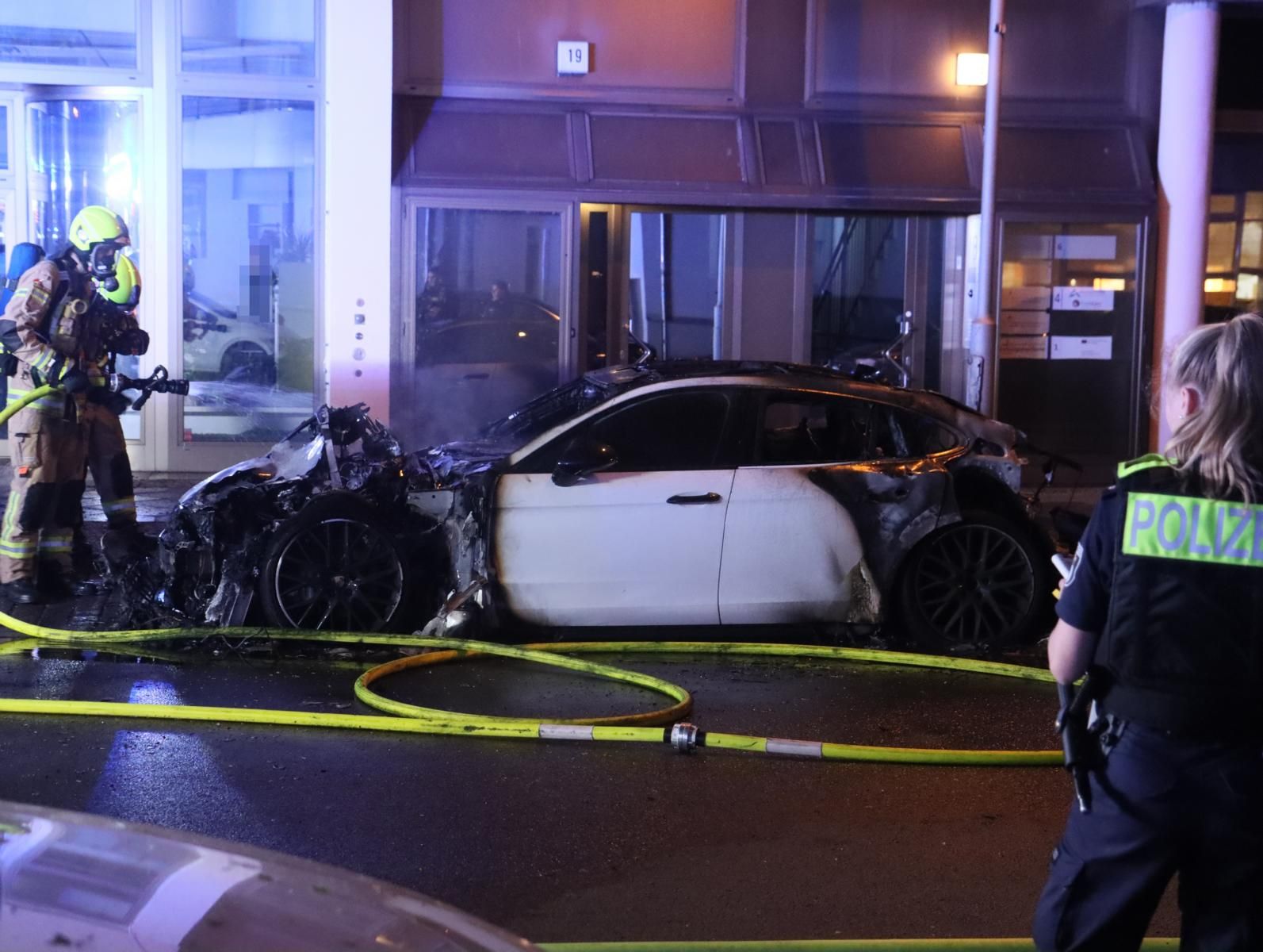 Image - Newsblog zum 1. Mai in Berlin: Auto steht in Mitte in Flammen, Polizei zieht Bilanz