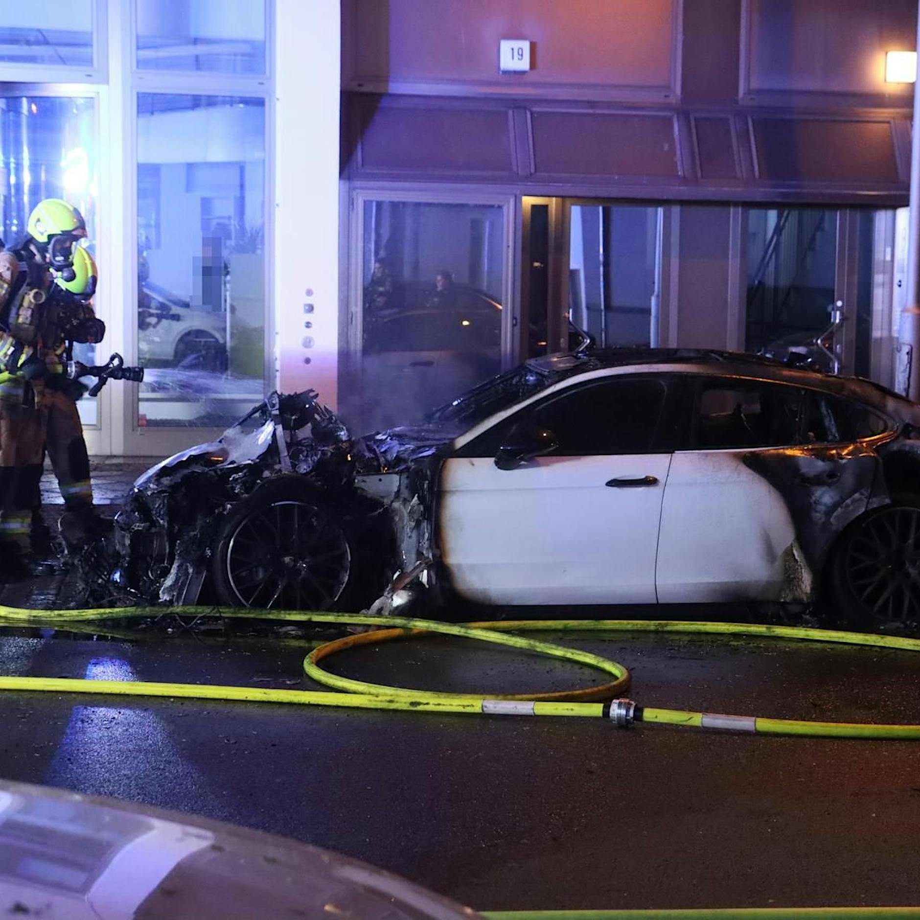 Newsblog zum 1. Mai in Berlin: Auto steht in Mitte in Flammen, Polizei zieht Bilanz