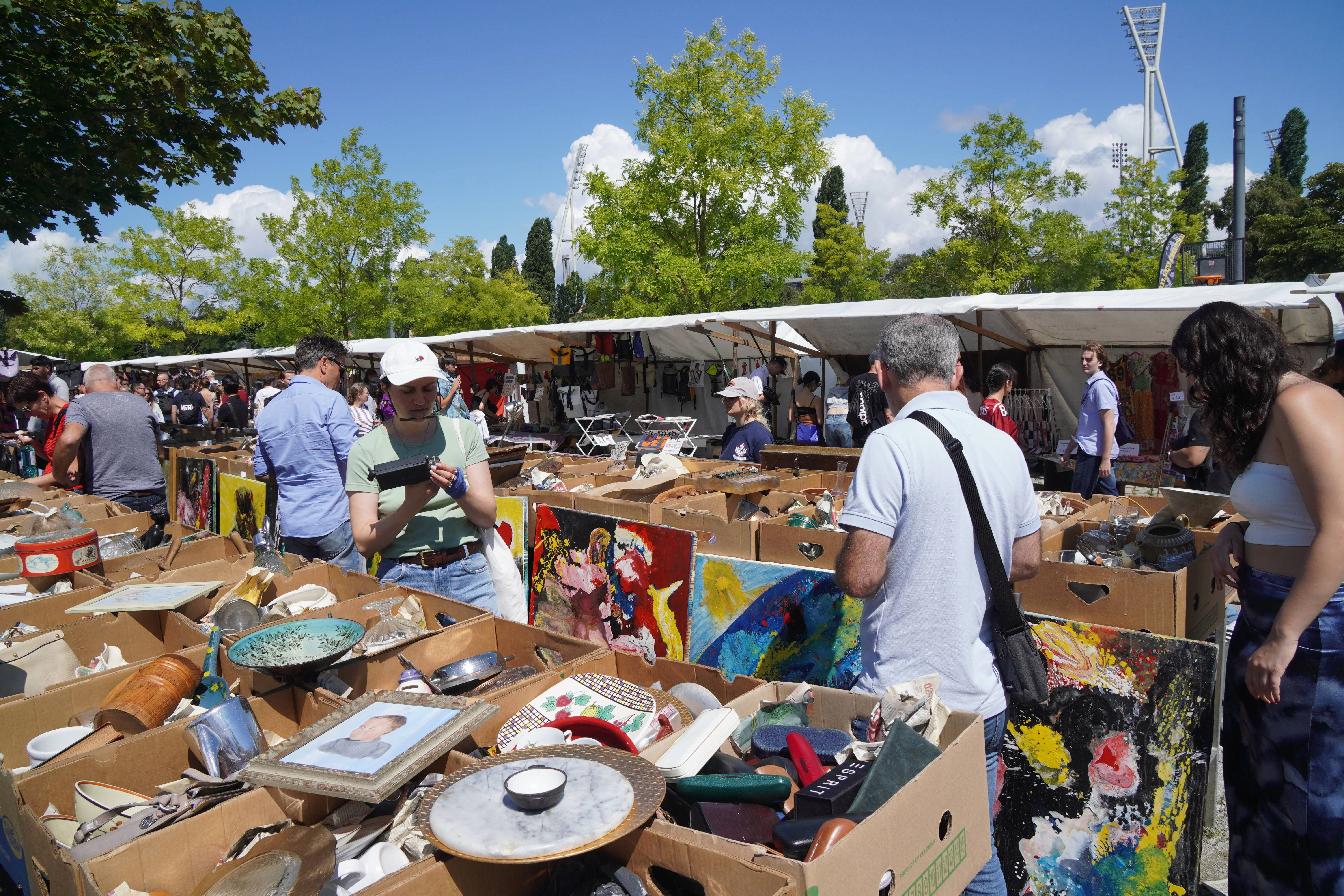 Komische Kunst oder ein trauriger Teller genehm? Auf dem Flohmarkt am Mauerpark sieht es aus wie auf einer Müllhalde.