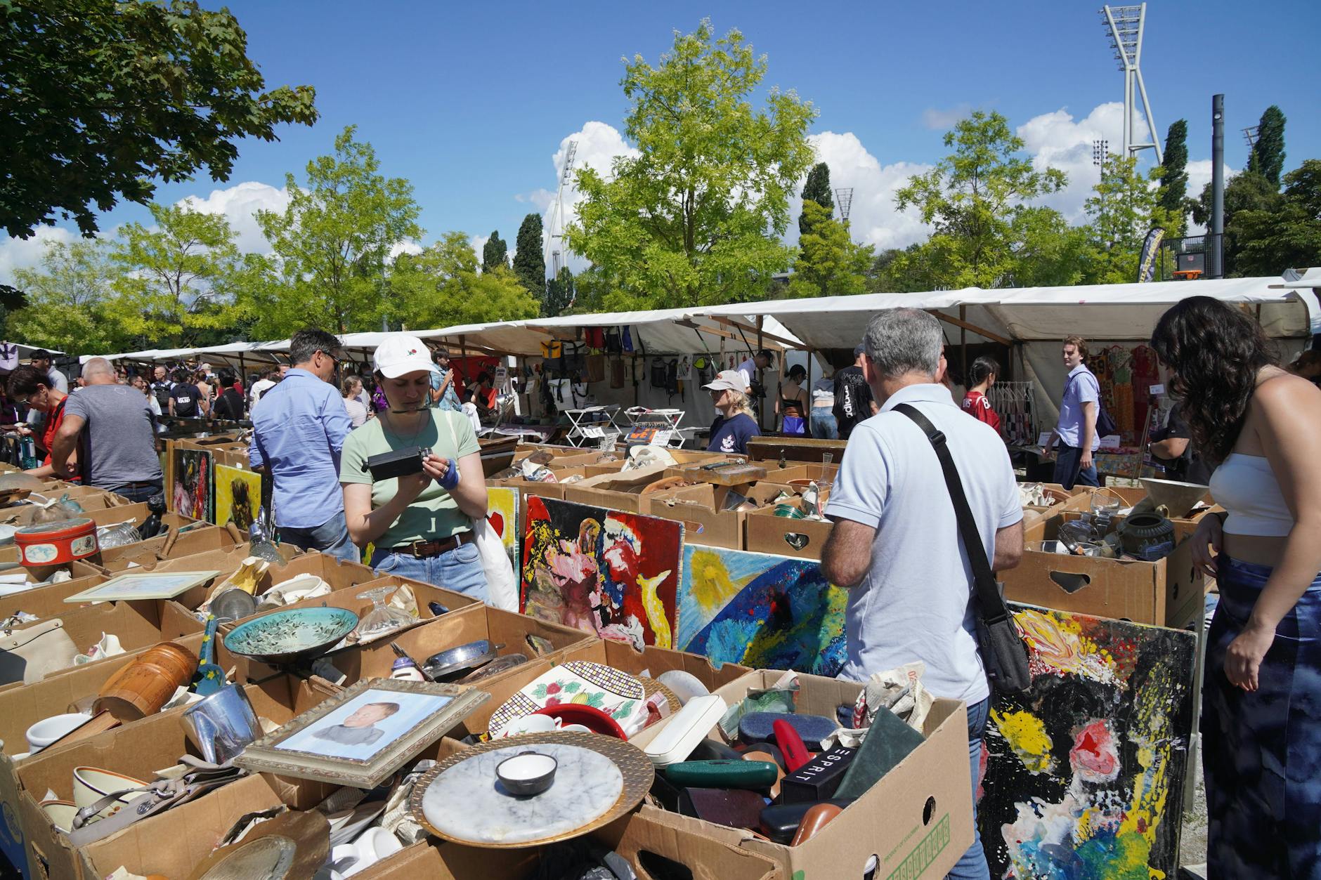 Komische Kunst oder ein trauriger Teller genehm? Auf dem Flohmarkt am Mauerpark sieht es aus wie auf einer Müllhalde.