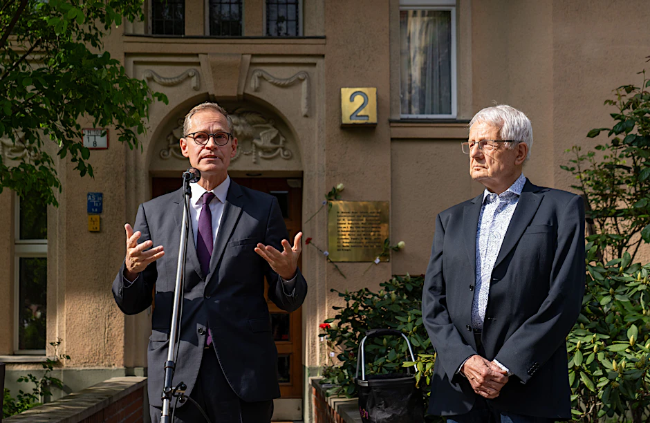 Michael Müller (l.) und der Vorsitzende der Hausgemeinschaft, Joachim Dillinger, eröffneten am Freitag vor dem Wohnhaus am Schulenburgring 2 in Tempelhof die Gedenkfeierlichkeiten zu 80 Jahren Kriegsende.