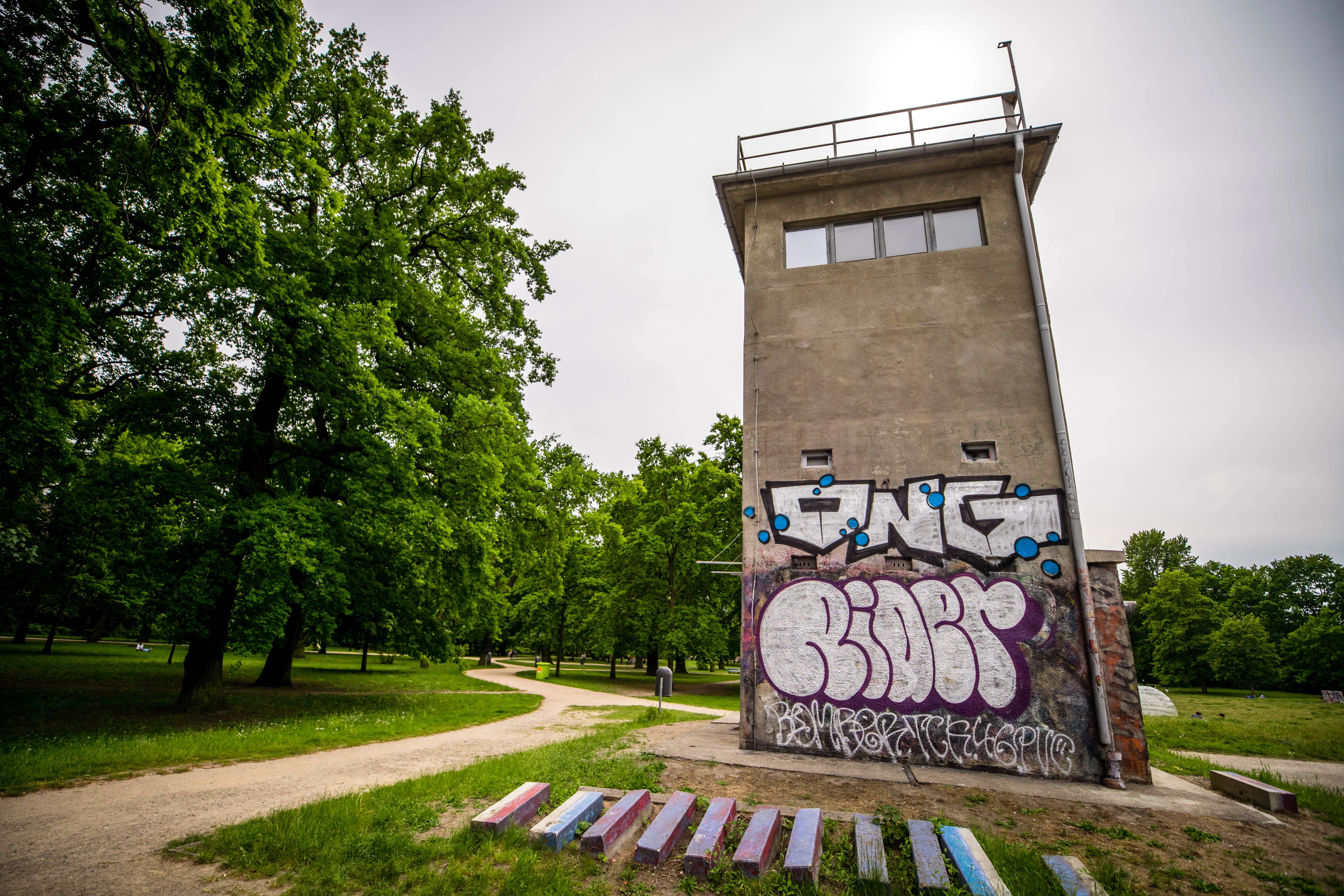 Der ehemalige Wachturm im Schlesischen Busch: Den Blick von oben kann man sich sparen.