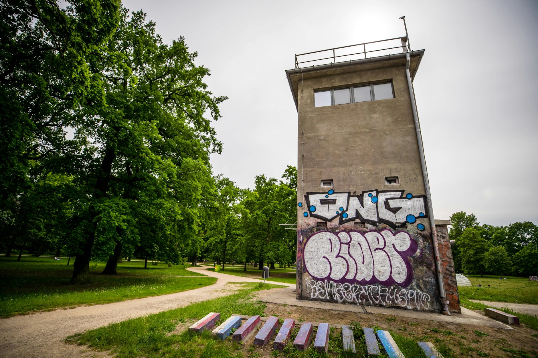 Der ehemalige Wachturm im Schlesischen Busch: Den Blick von oben kann man sich sparen.