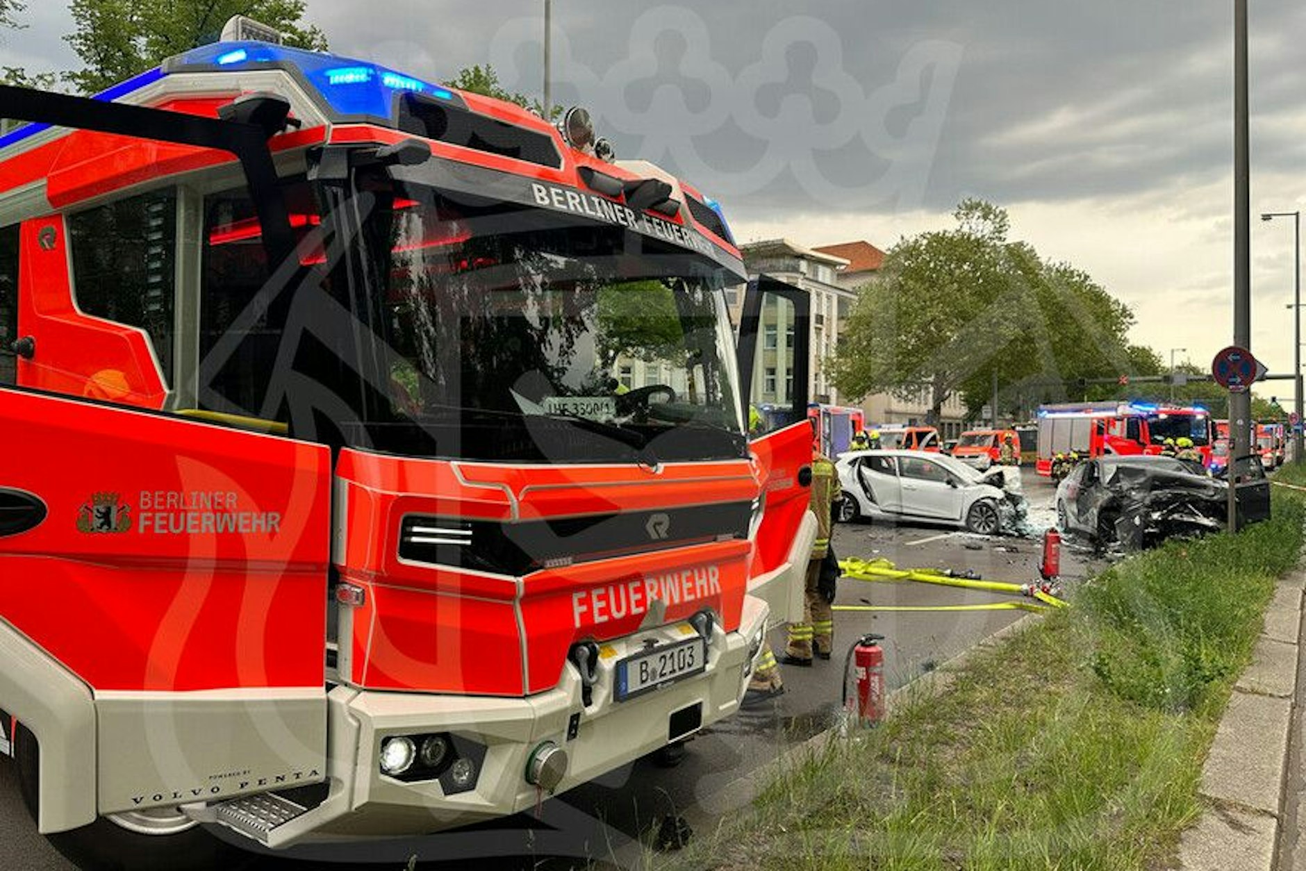 Die Feuerwehr am Einsatzort nach dem schweren Unfall in Berlin-Westend.