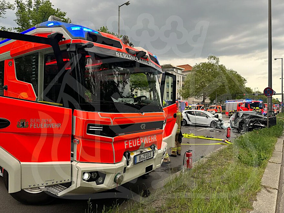Die Feuerwehr am Einsatzort nach dem schweren Unfall in Berlin-Westend.
