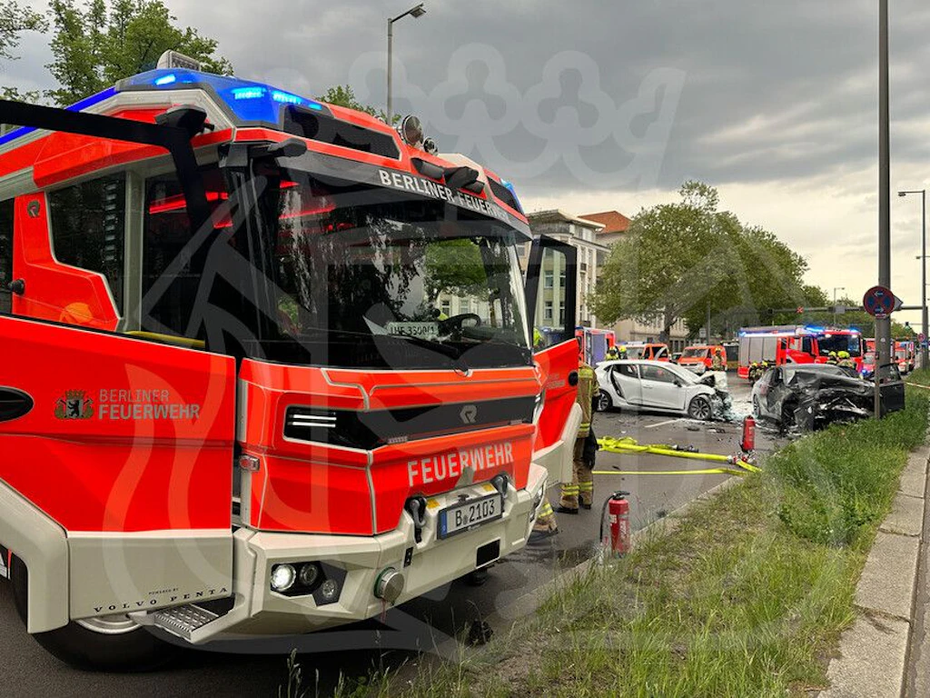 Schwerer Unfall in Berlin-Westend: 6 Verletzte, einer in Lebensgefahr