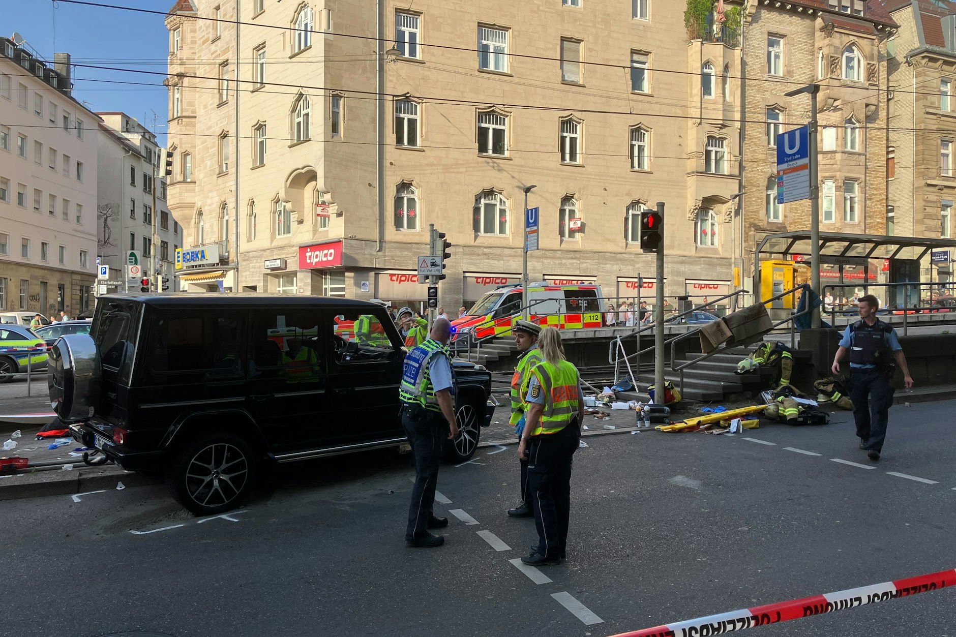 Die Polizei sichert und sperrt den Tatort ab: In der Stuttgarter Innenstadt ist ein Auto in eine Personengruppe gefahren. Der Fahrer wurde festgenommen. Es gibt acht Verletzte, darunter drei Schwerverletzte.