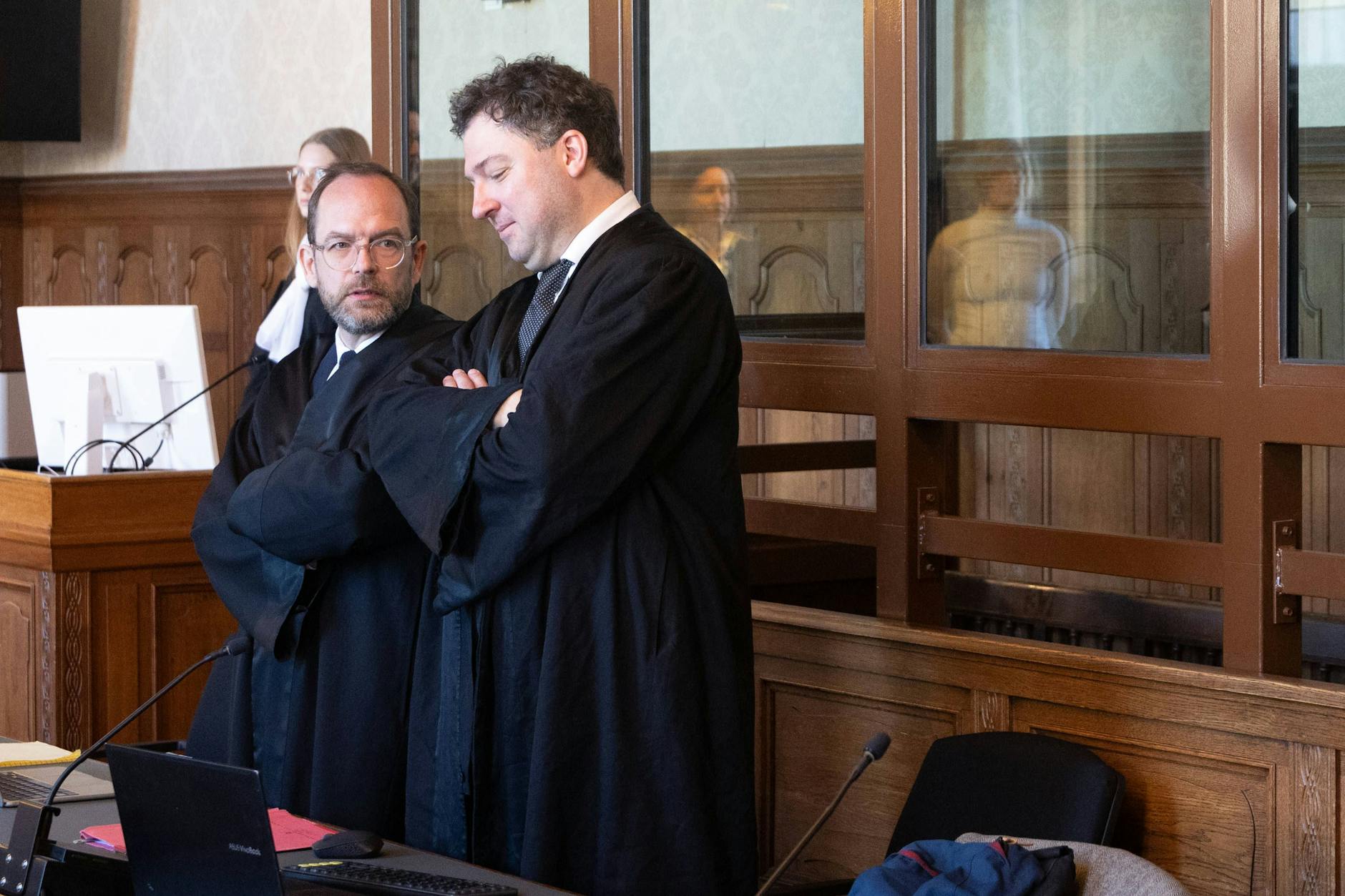 Die Verteidiger von Önder K., Ulrich Wehner (l.) und Clemens Hof, stehen vor der noch leeren Anklagebank. Wehner las am Freitag die Erklärung des Angeklagten vor.