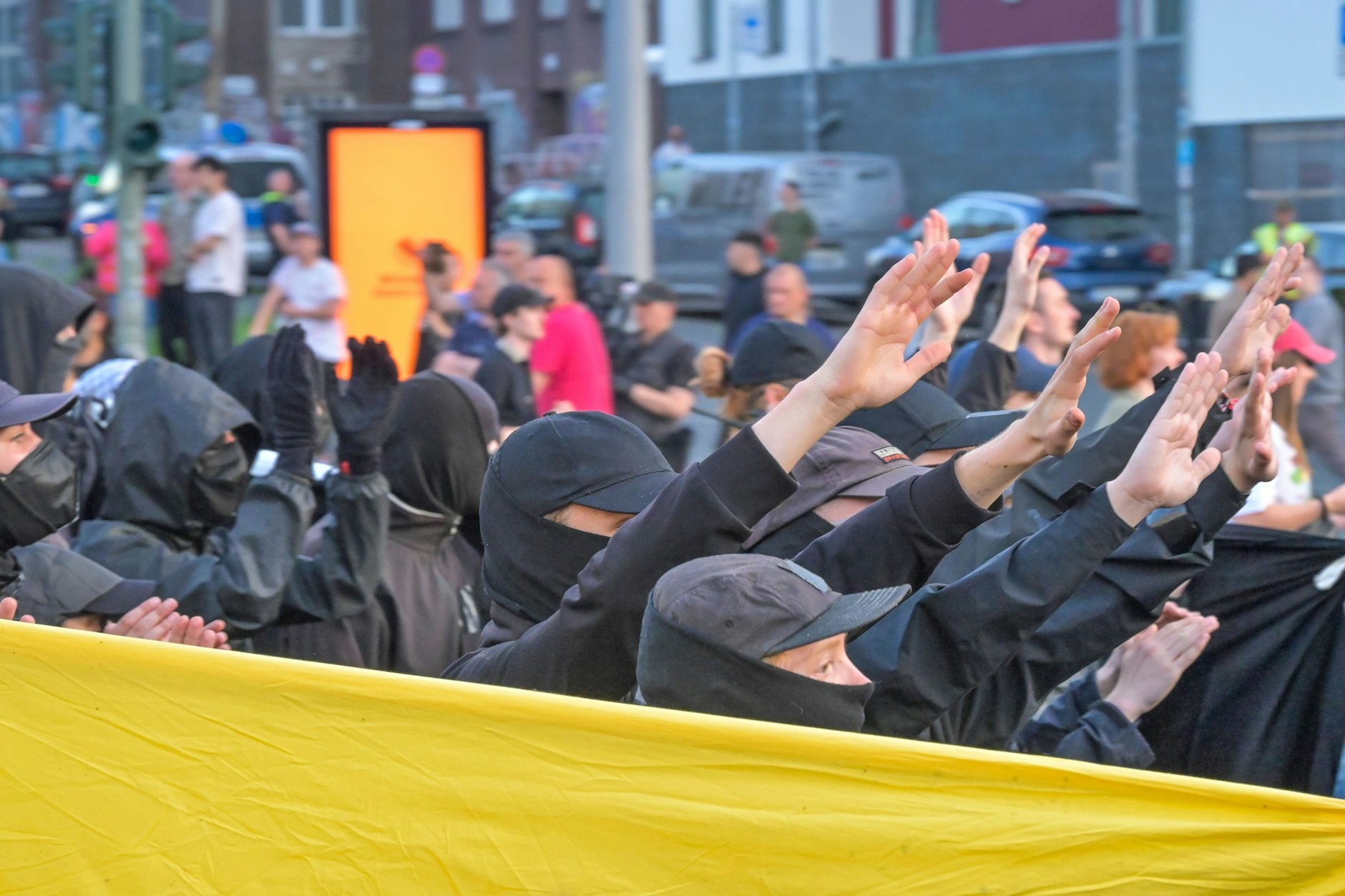 Der Schwarze Block bei der Revolutionären 1. Mai-Demonstration in Berlin-Neukölln.