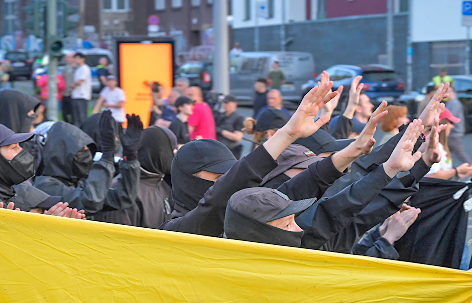 Der Schwarze Block bei der Revolutionären 1. Mai-Demonstration in Berlin-Neukölln.