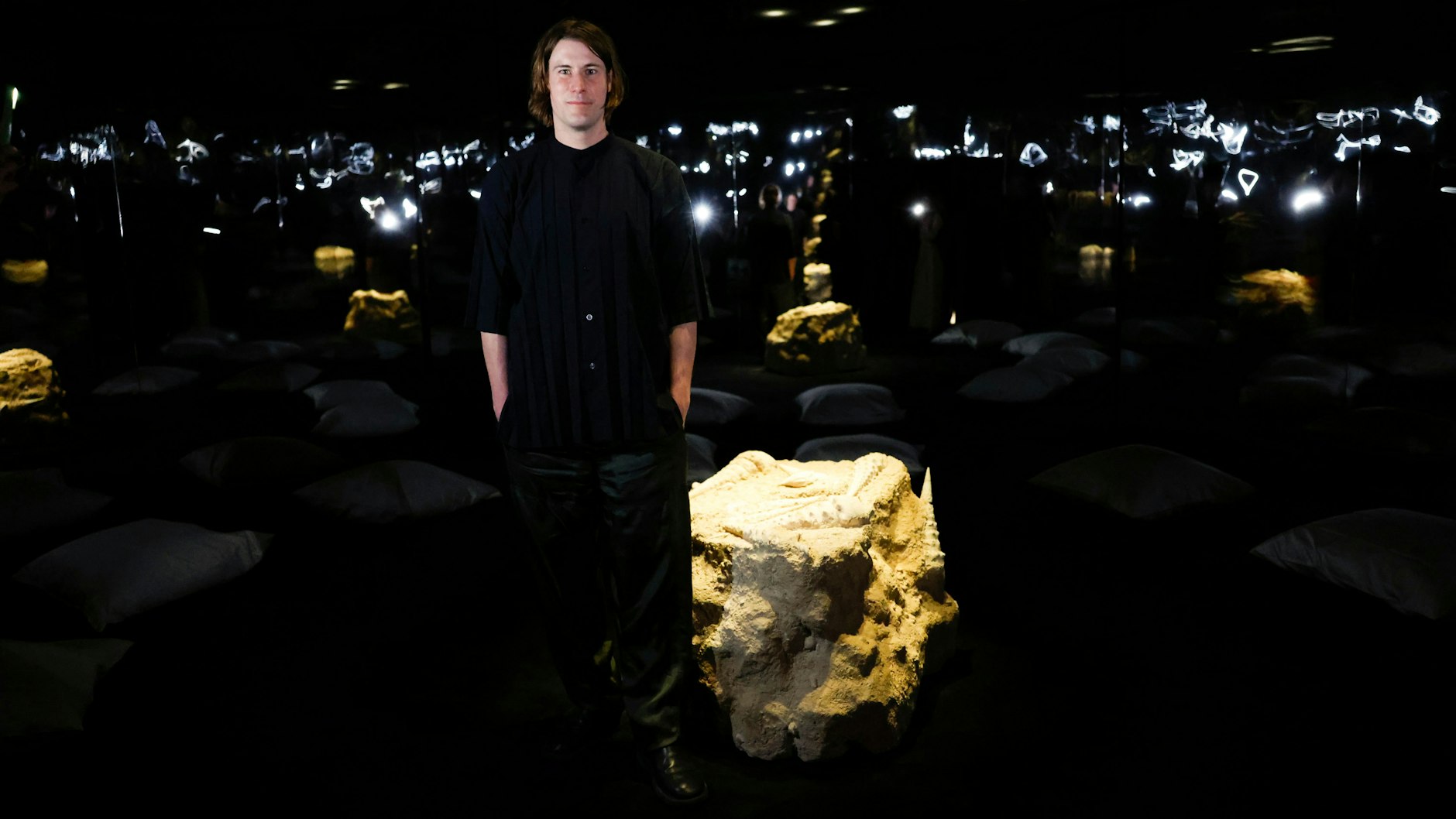 Der Berliner Künstler Julian Charrière in der Art Bar von Ruinart.