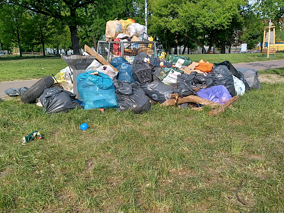 Morgens um 6 Uhr im Volkspark Friedrichshain: Müllberge bedecken die Grünflächen an einem langen Wochenende.