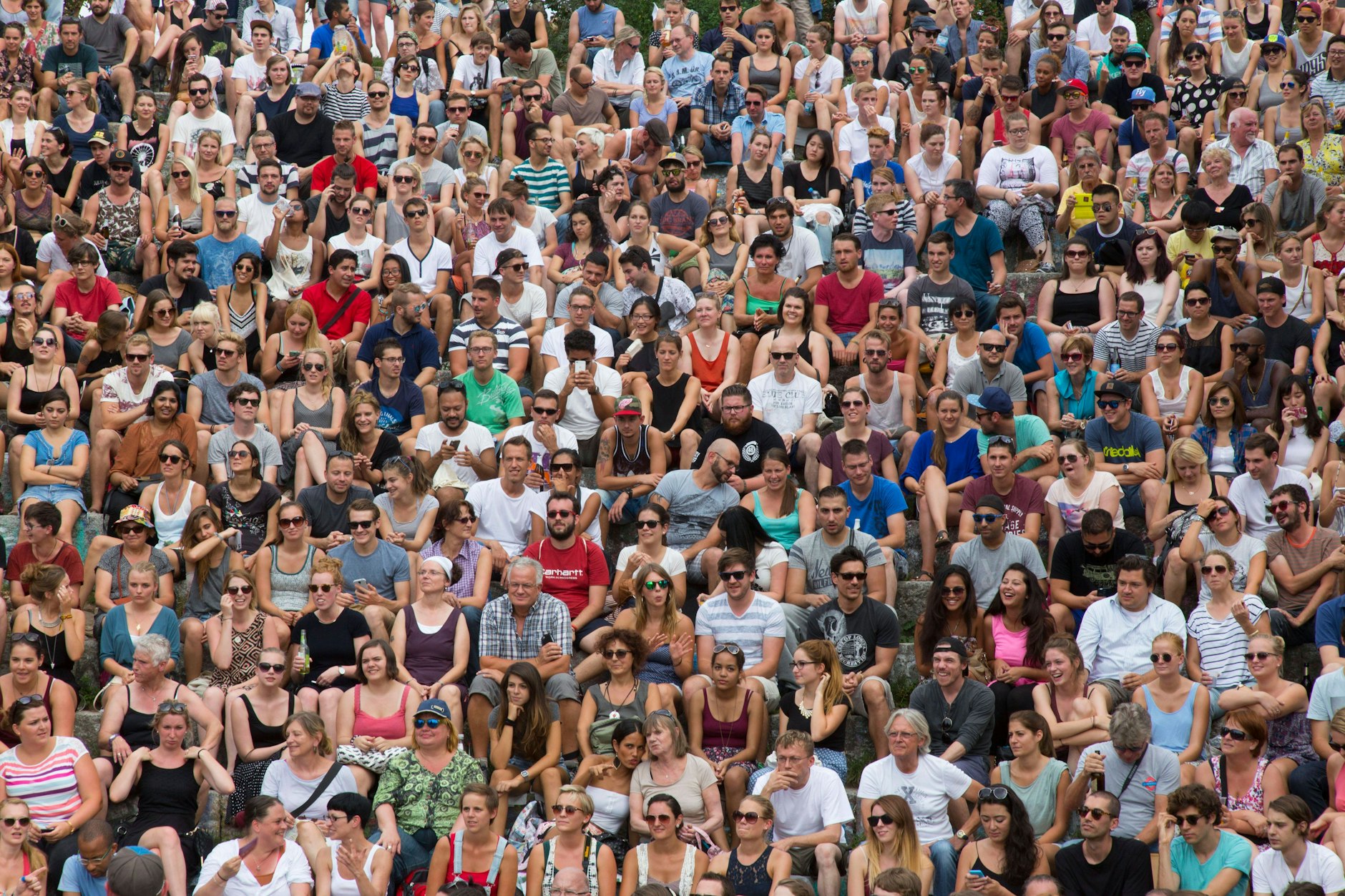 Wer auf diesem Bild ein Stück Grünfläche findet, gewinnt ein Wochenende im Mauerpark!