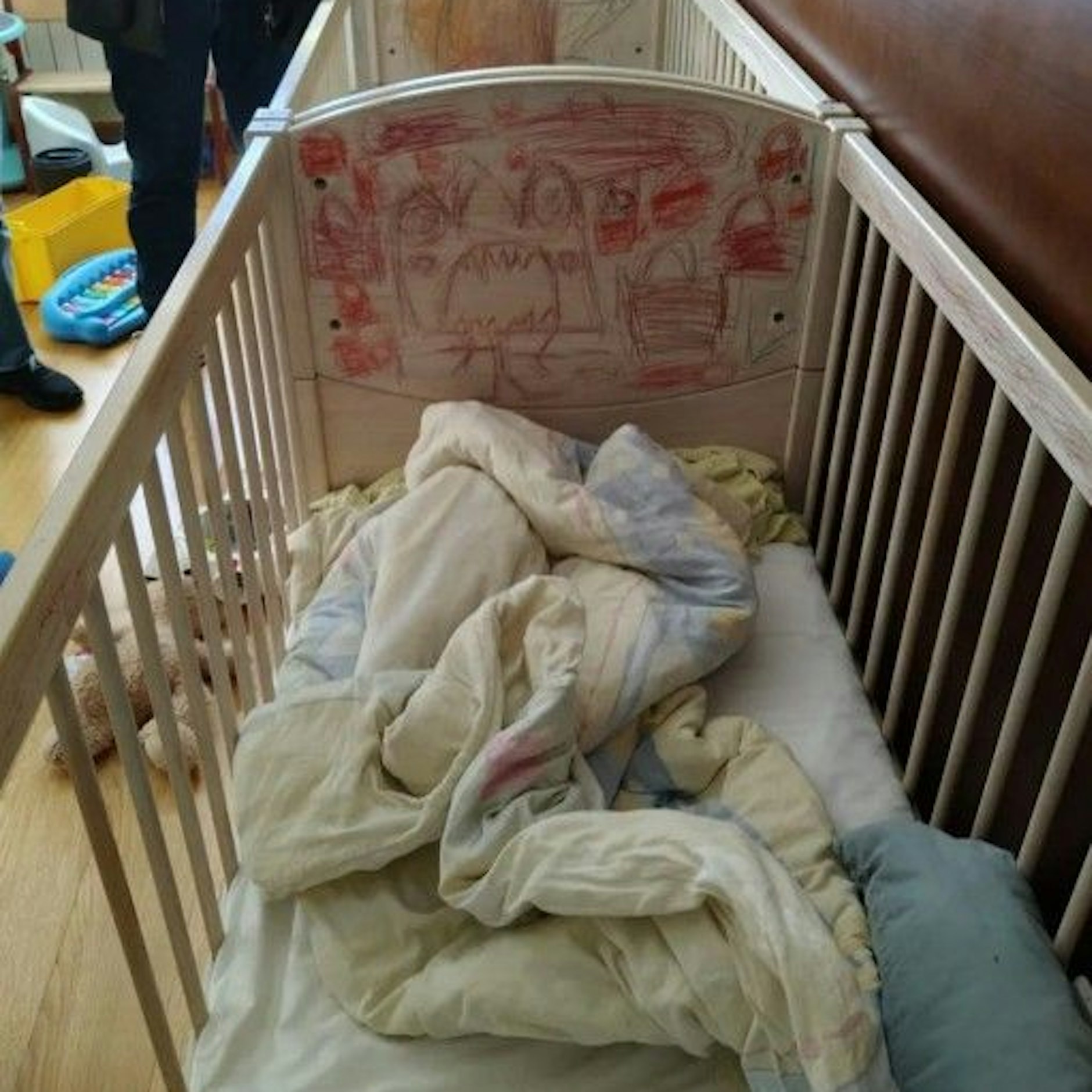 In diesen Babybetten schliefen die 8-jährigen Zwillinge, die in Spanien aus einem Horror-Haus befreit wurden. 