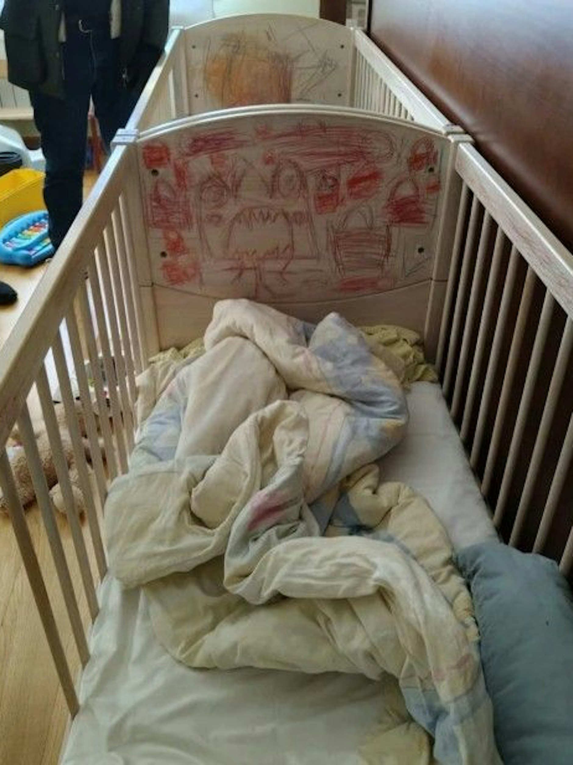 In diesen Babybetten schliefen die 8-jährigen Zwillinge, die in Spanien aus einem Horror-Haus befreit wurden.