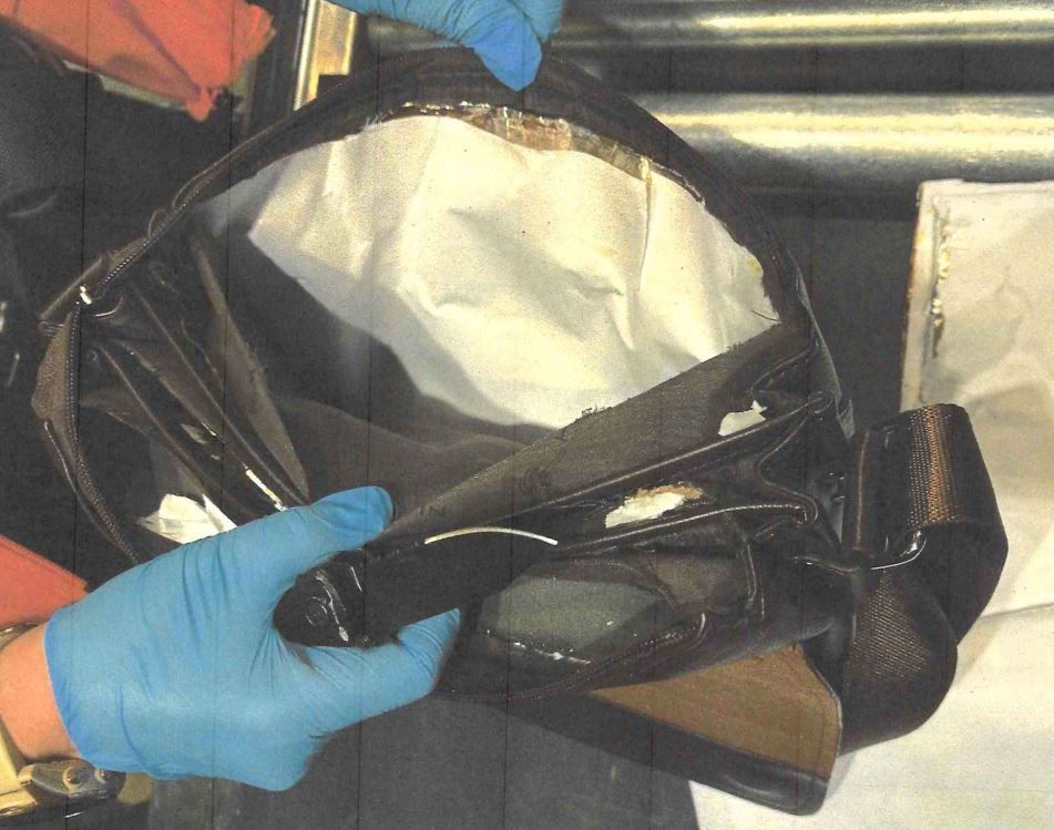 Die Handtaschen vollgestopft mit Heroin: BER-Zoll schnappt Schmuggler!