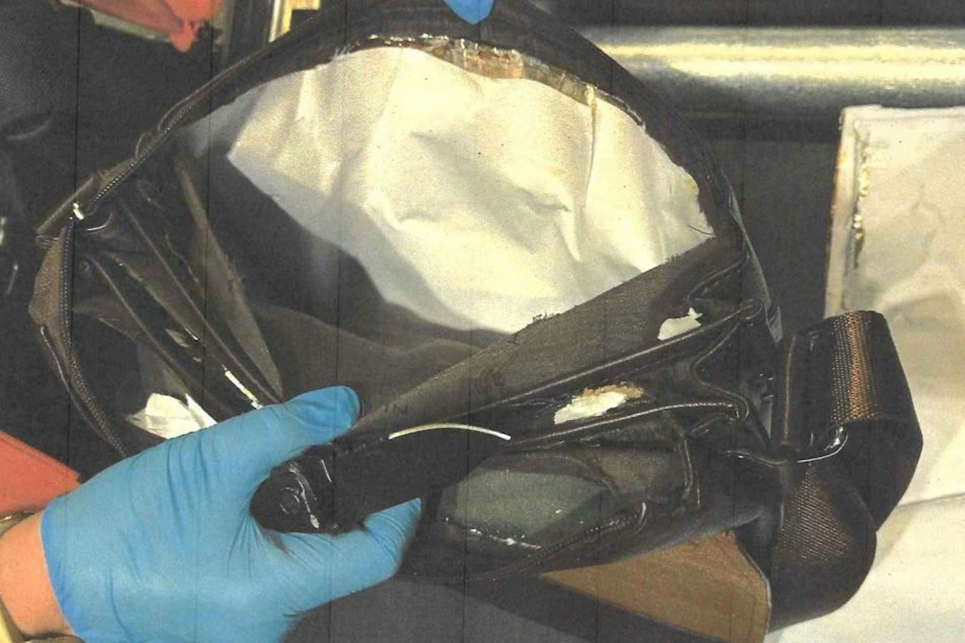 Aufgetrennte Nähte einer Handtasche: Darin war das Heroin versteckt.