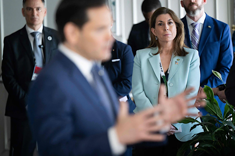 Die Sprecherin des US-Außenministeriums, Tammy Bruce, hört zu, während Außenminister Marco Rubio spricht.