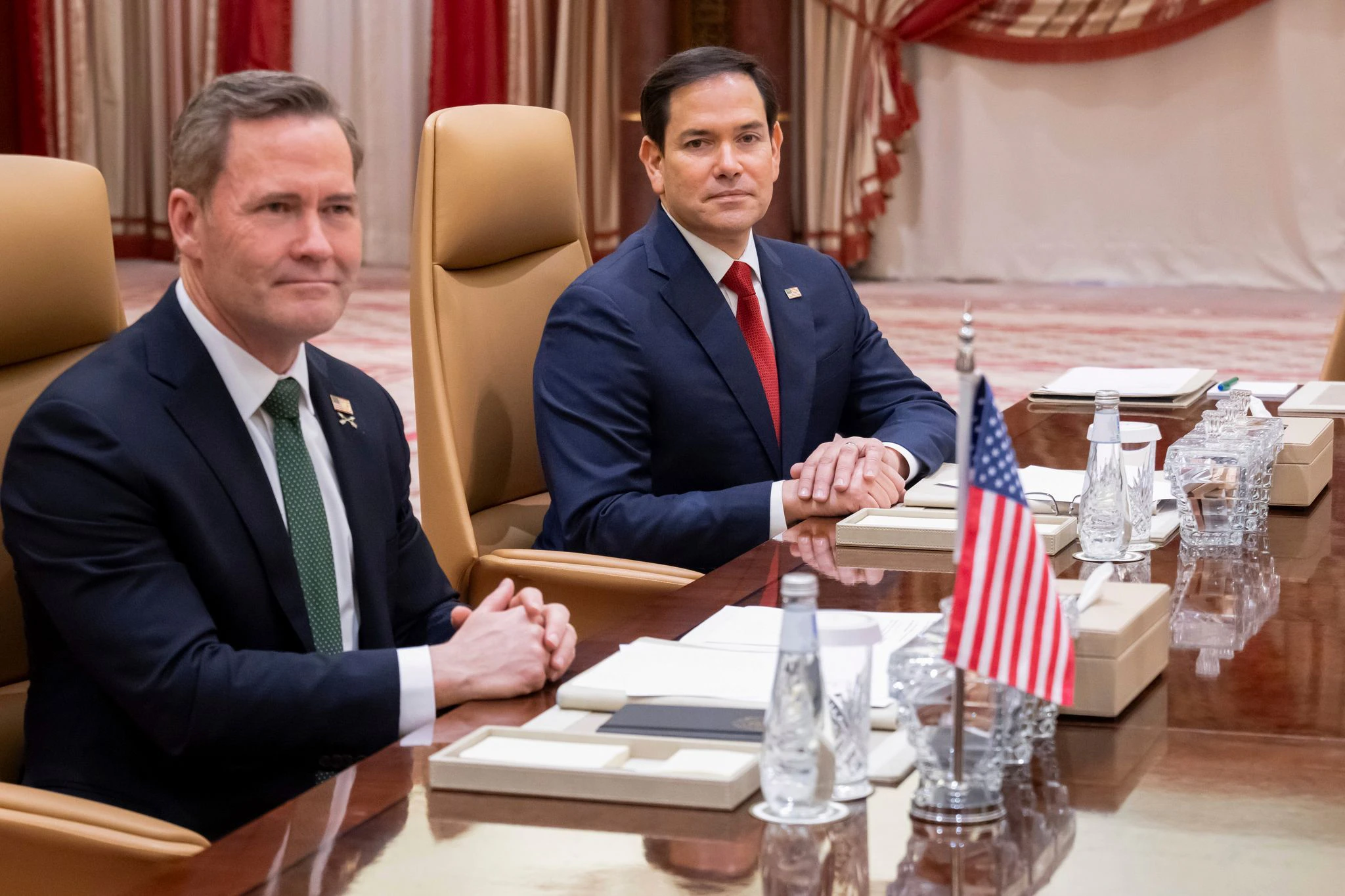 Der abberufene nationale Sicherheitsberater der USA, Mike Waltz (l) und US-Außenminister Marco Rubio.