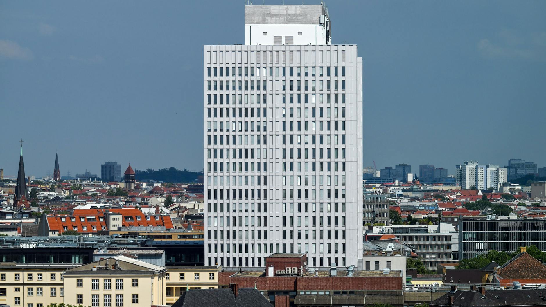 Das sanierte Hochhaus der Charite. Die Zahl der Patientinnen und Patienten über 80 ist in den Berliner Kliniken um rund 60 Prozent gestiegen.