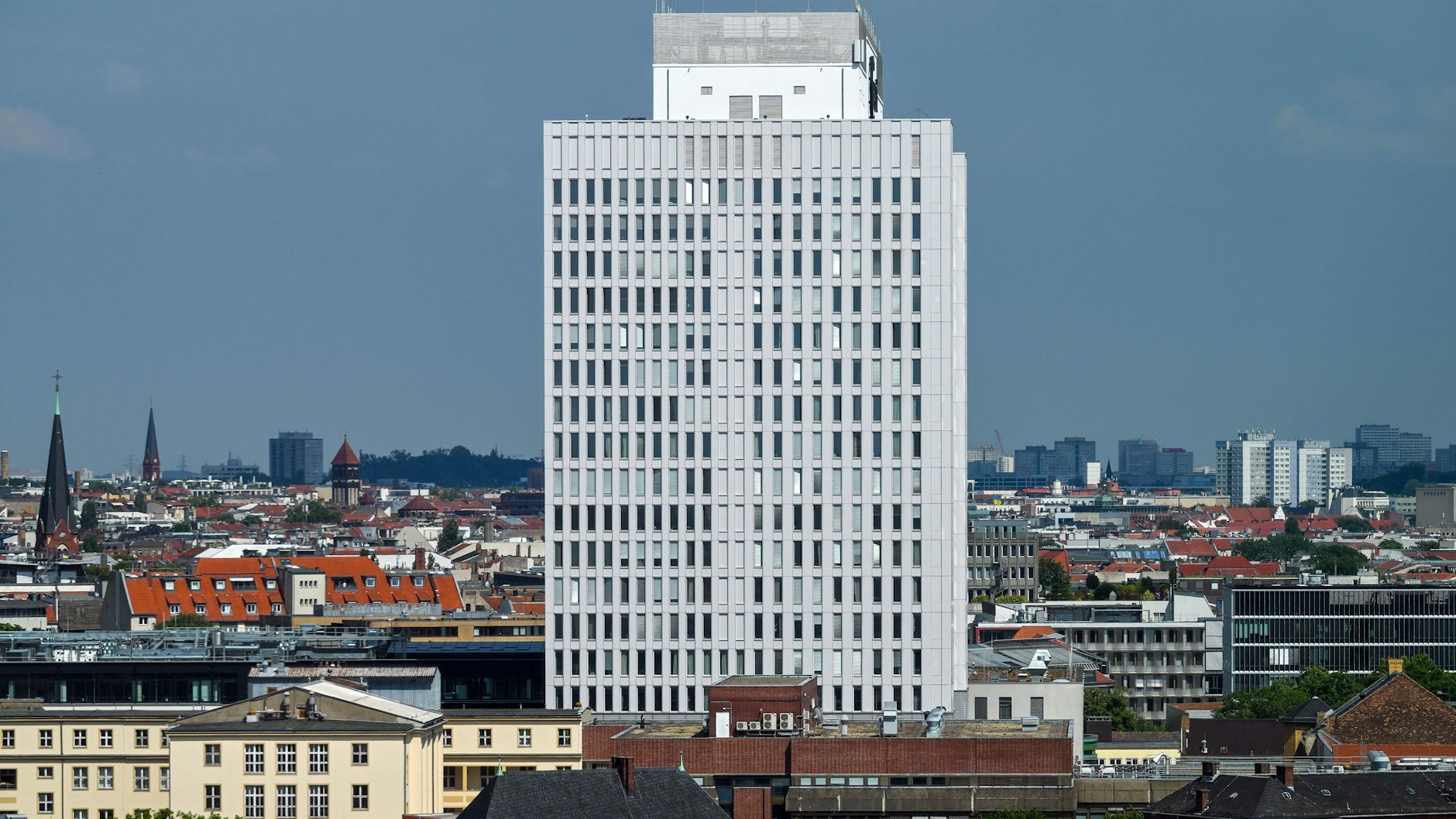 Das sanierte Hochhaus der Charite. Die Zahl der Patientinnen und Patienten über 80 ist in den Berliner Kliniken um rund 60 Prozent gestiegen. 
