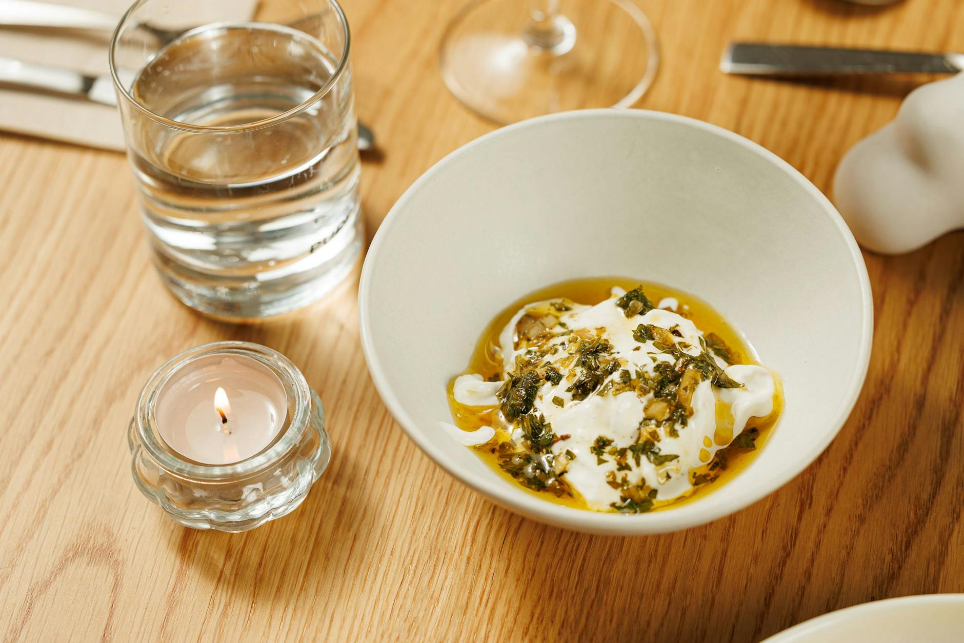 Aus der Schüssel zu löffeln: Stracciatella-Käse mit Chimichurri-Soße