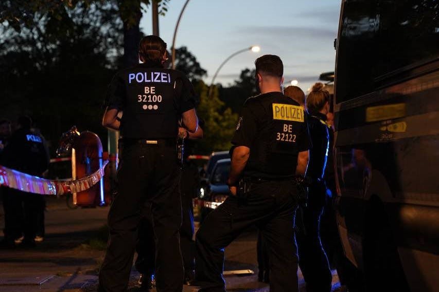 Aus einem oder mehreren Fahrzeugen heraus wurden von Tatverdächtigen mehrere Schüsse abgegeben. In der Lindenstraße, Kreuzberg, wurde in diesem Zusammenhang ein verletzter Mann aufgefunden, ein Weiterer in der Friedrichstraße. Beide wurden durch Rettungskräfte in ein Krankenhaus verbracht. Zwei Personen wurden festgenommen.
