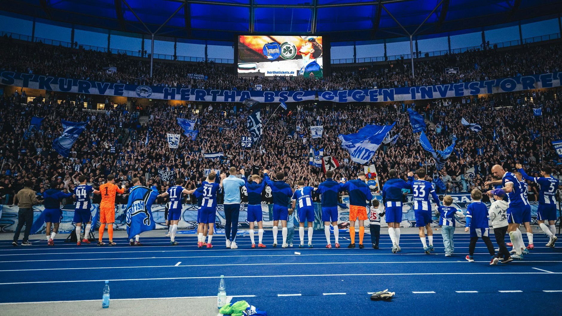 Das soll wieder nach jedem Heimspiel so sein: Die Spieler von Hertha BSC feiern nach der Partie bei ihren Fans.