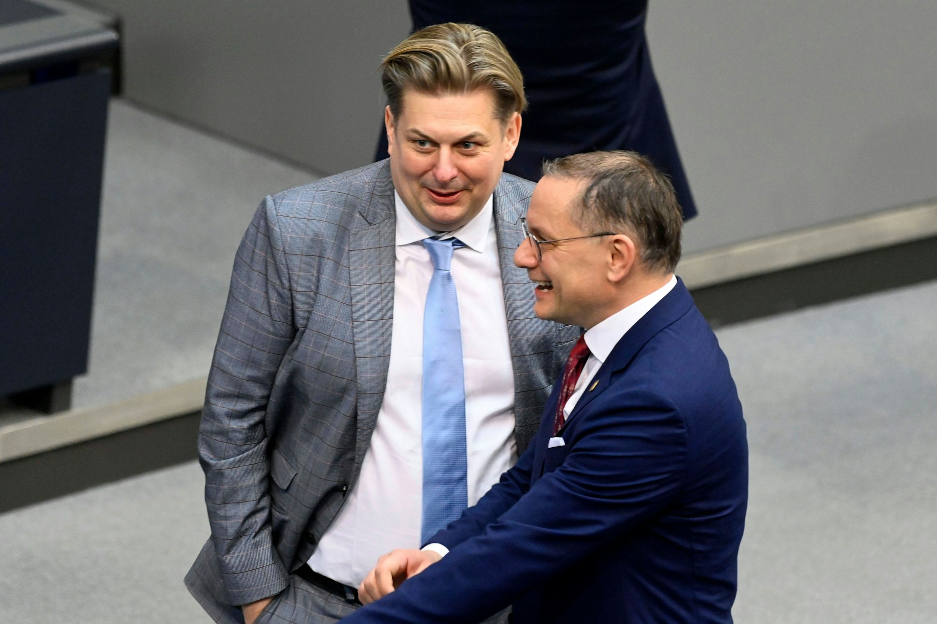 Die Abgeordneten der AfD Maximilian Krah (l.) und Tino Chrupalla Ende März im Bundestag.