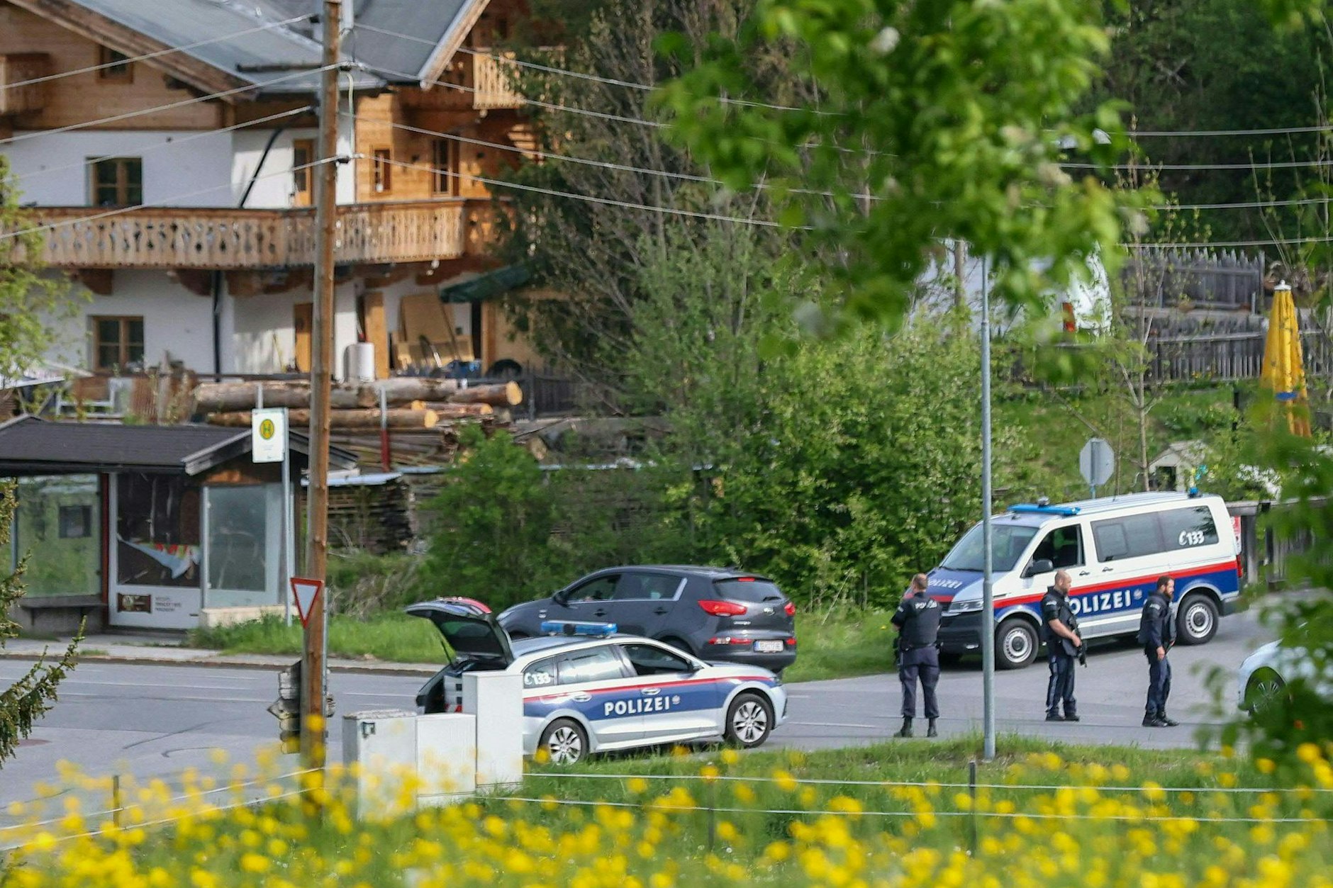 Polizisten sind in der Nähe des Tatorts im&nbsp;Einsatz, nachdem in der Nacht auf Samstag  ein Mann seine ehemalige Lebensgefährtin erschossen hat.