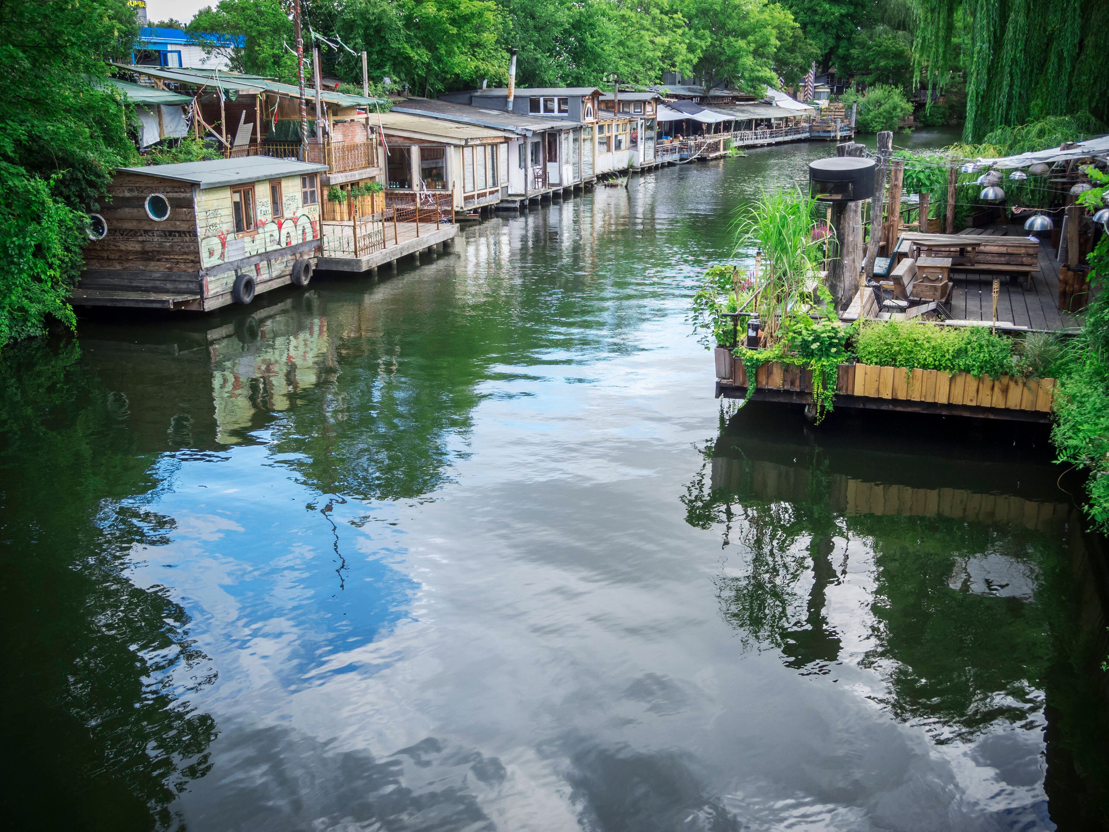 Explosion auf der Spree: Mehrere Hausboote in Flammen – Feuerwehreinsatz
