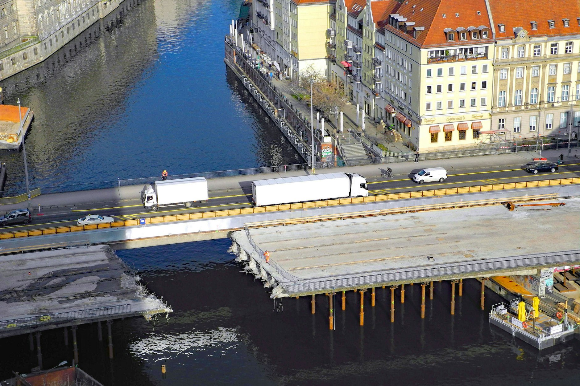 Eine Leiche trieb in Mitte in der Spree in der Nähe der Mühlendammbrücke in Berlin. (Symbolfoto)