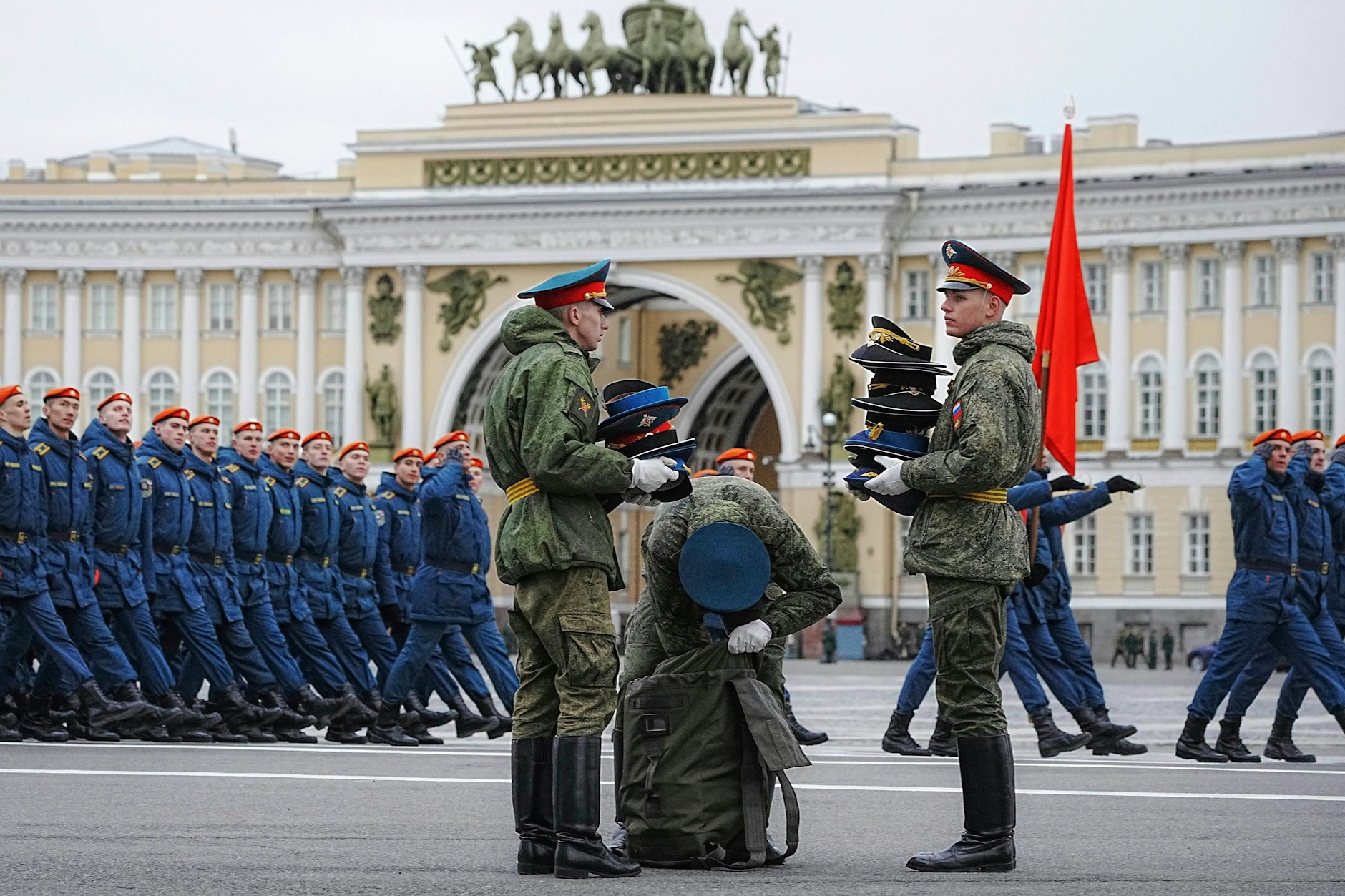 Soldaten der russischen Ehrengarde nach einer Probe für die Militärparade zum Tag des Sieges, die am 9. Mai anlässlich des 80. Jahrestages des Sieges im Zweiten Weltkrieg stattfindet.