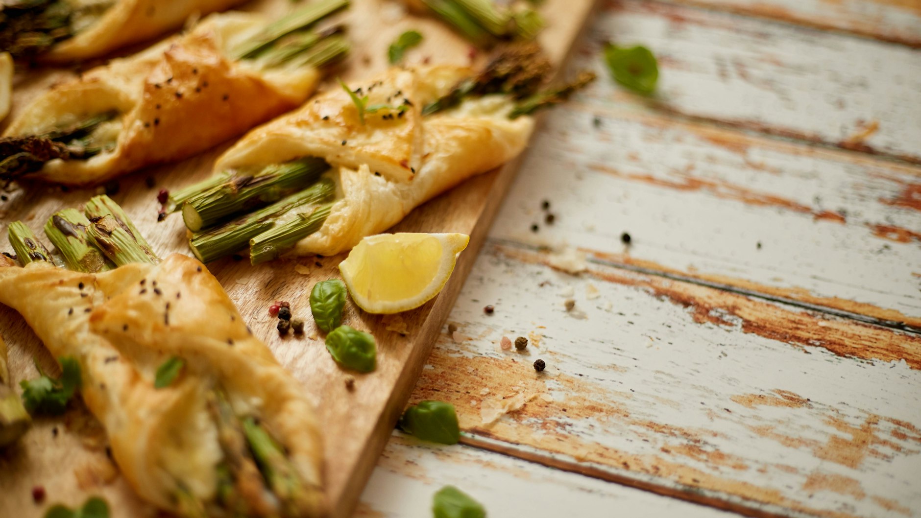 Probieren Sie das Rezept für Spargel in Blätterteig gleich mal aus.