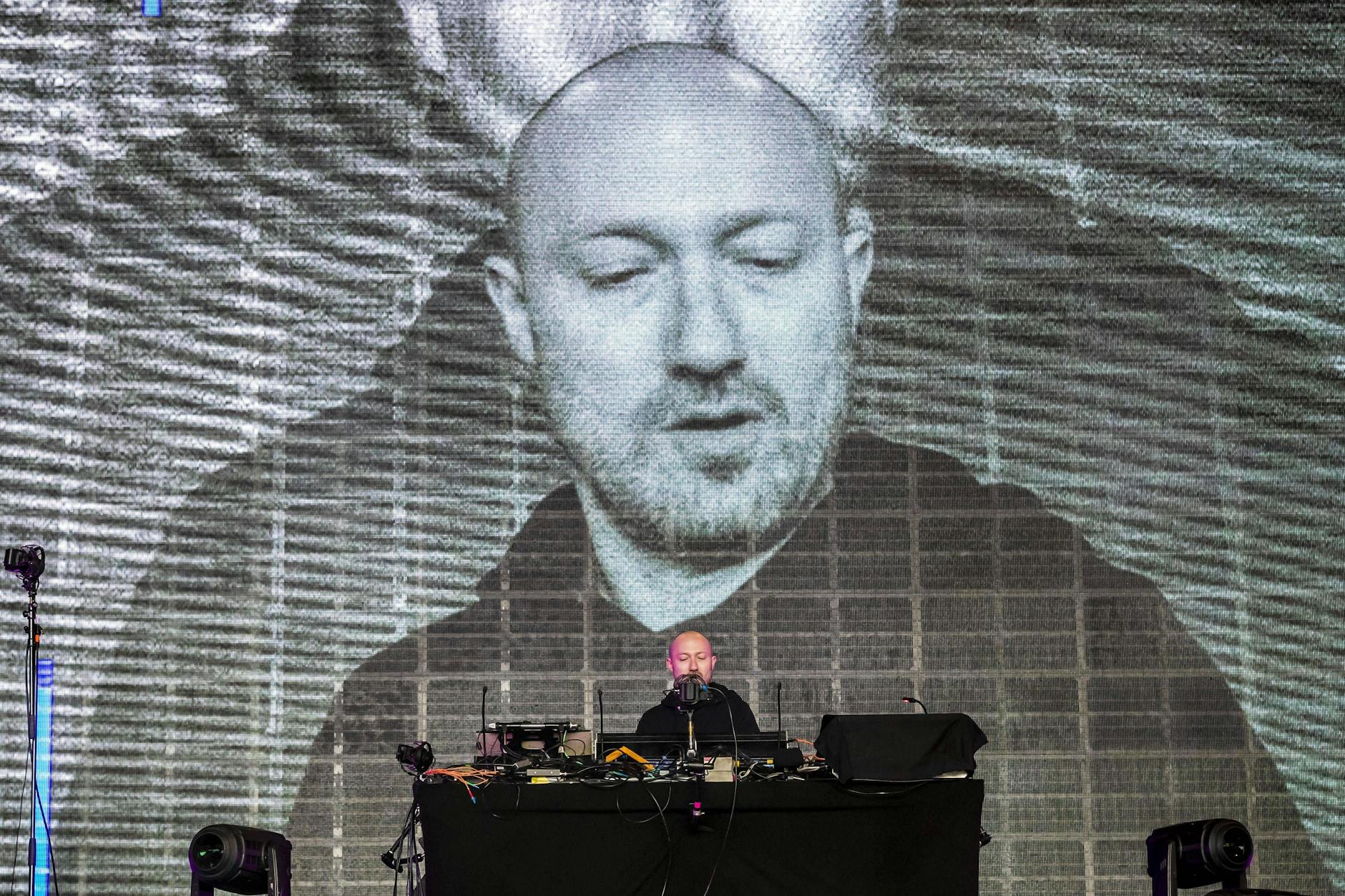 Ein DJ, eine Bühne: Am ersten Mai musste sich Paul Kalkbrenner diese unfreiwillig teilen.