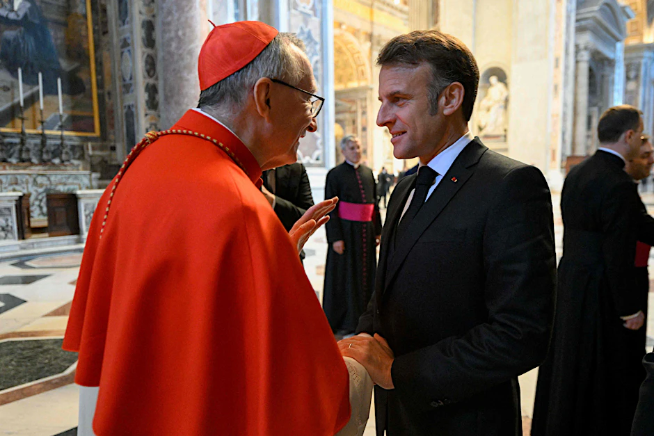 Frankreichs Präsident Emmanuel Macron (r.) mit Kardinalstaatssekretär Pietro Parolin. Er gilt als Papst-Favorit.