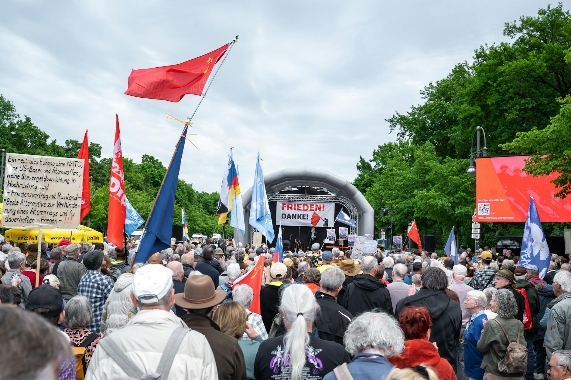 Sowjetfahne weht obenan: Kundgebung am Sowjetischen Ehrenmal im Tiergarten sagt „Dank den Befreiern“.