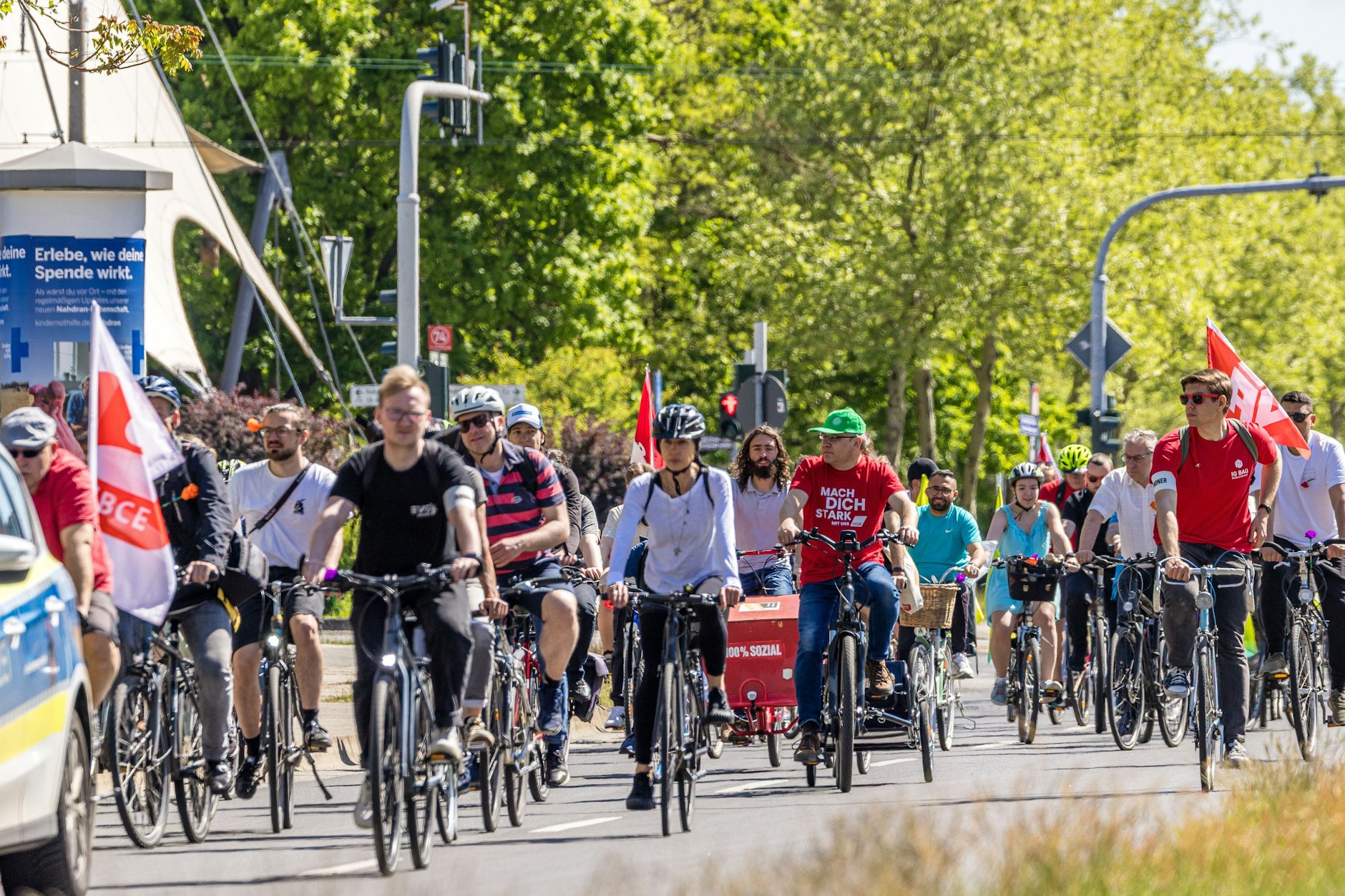 Symbolfoto: Menschen nehmen an einer Fahrrad-Demo teil.