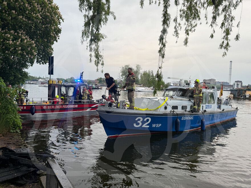 Hausboote im Rummelsburger See in Flammen – Feuerwehr auf Polizeiboot
