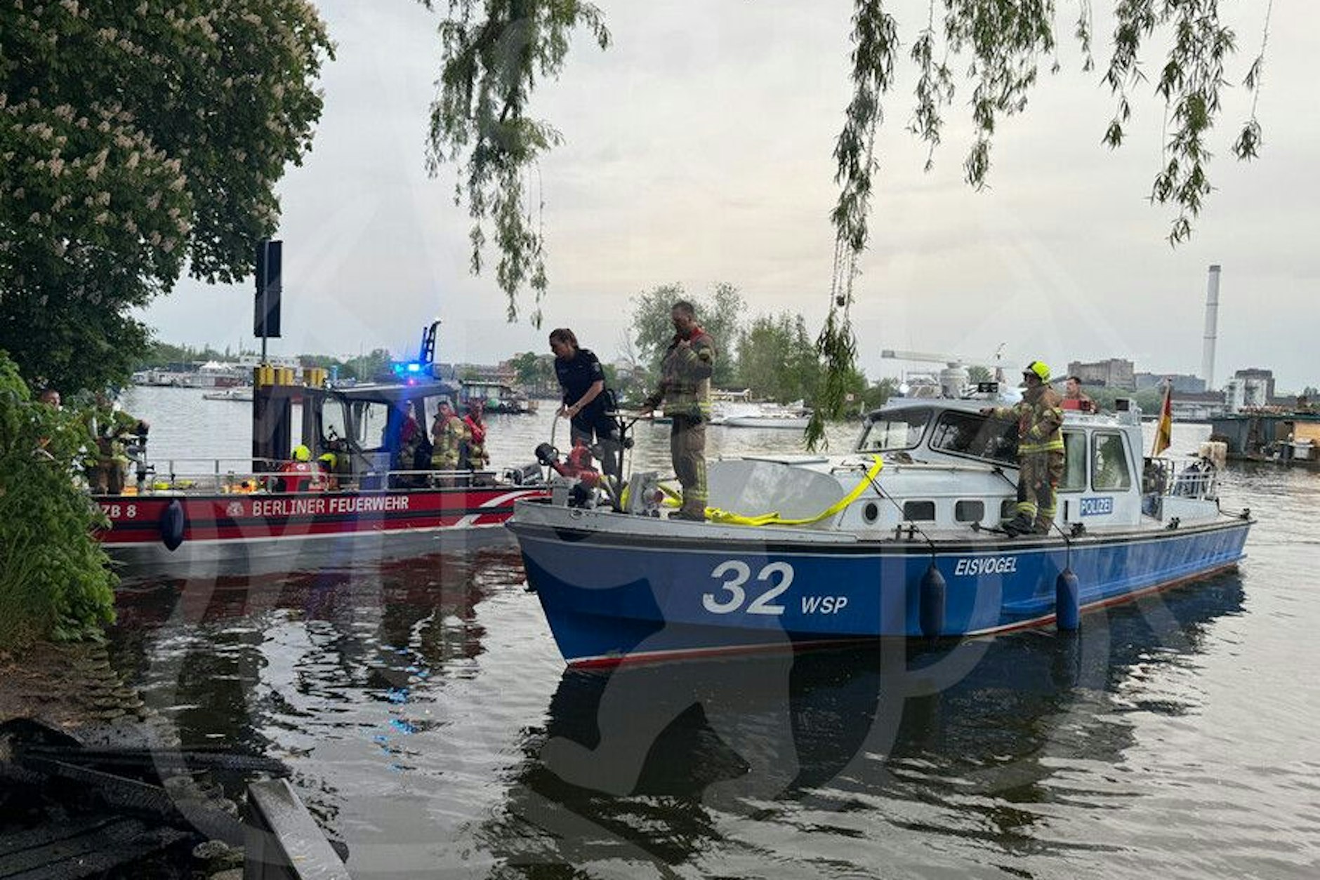 Brennende Boote in Friedrichshain – niemand wurde verletzt. 