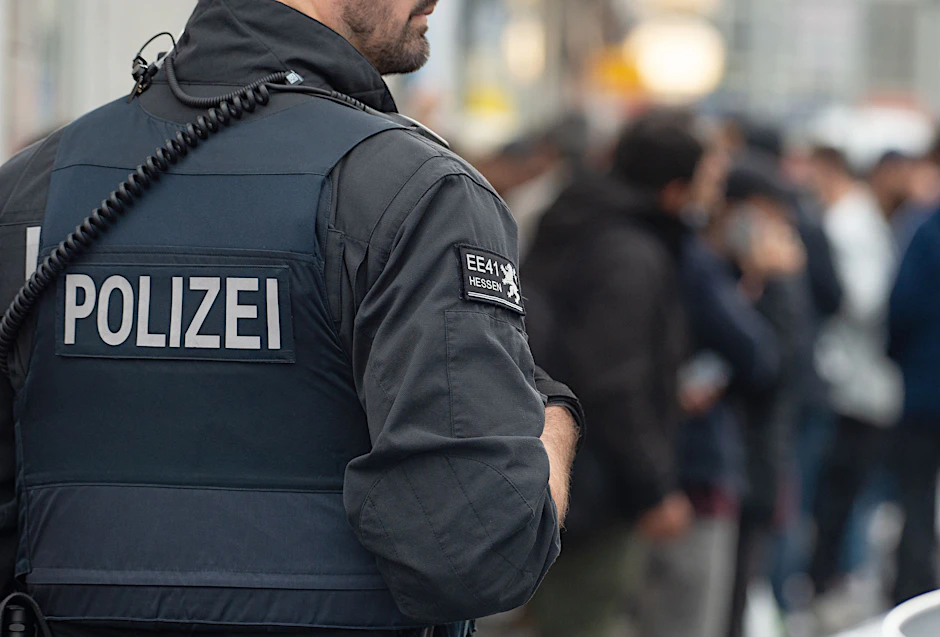Hessens Polizisten und Beamte müssen sich auf Überprüfung ihrer Eignung für den Staatsdienst gefasst machen, wenn sie AfD-Mitglied sind.
