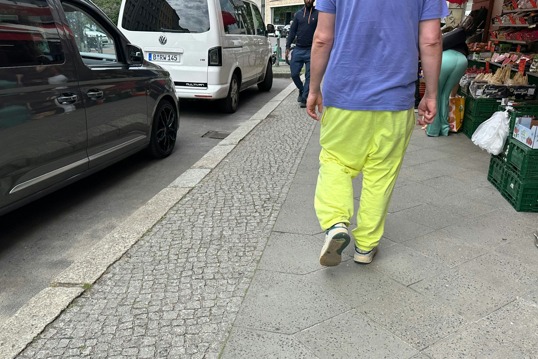 Der Schnitt ist willig, doch der Stoff ist schwach: Die Jogginghose ist der reinste Schlabbermassel.