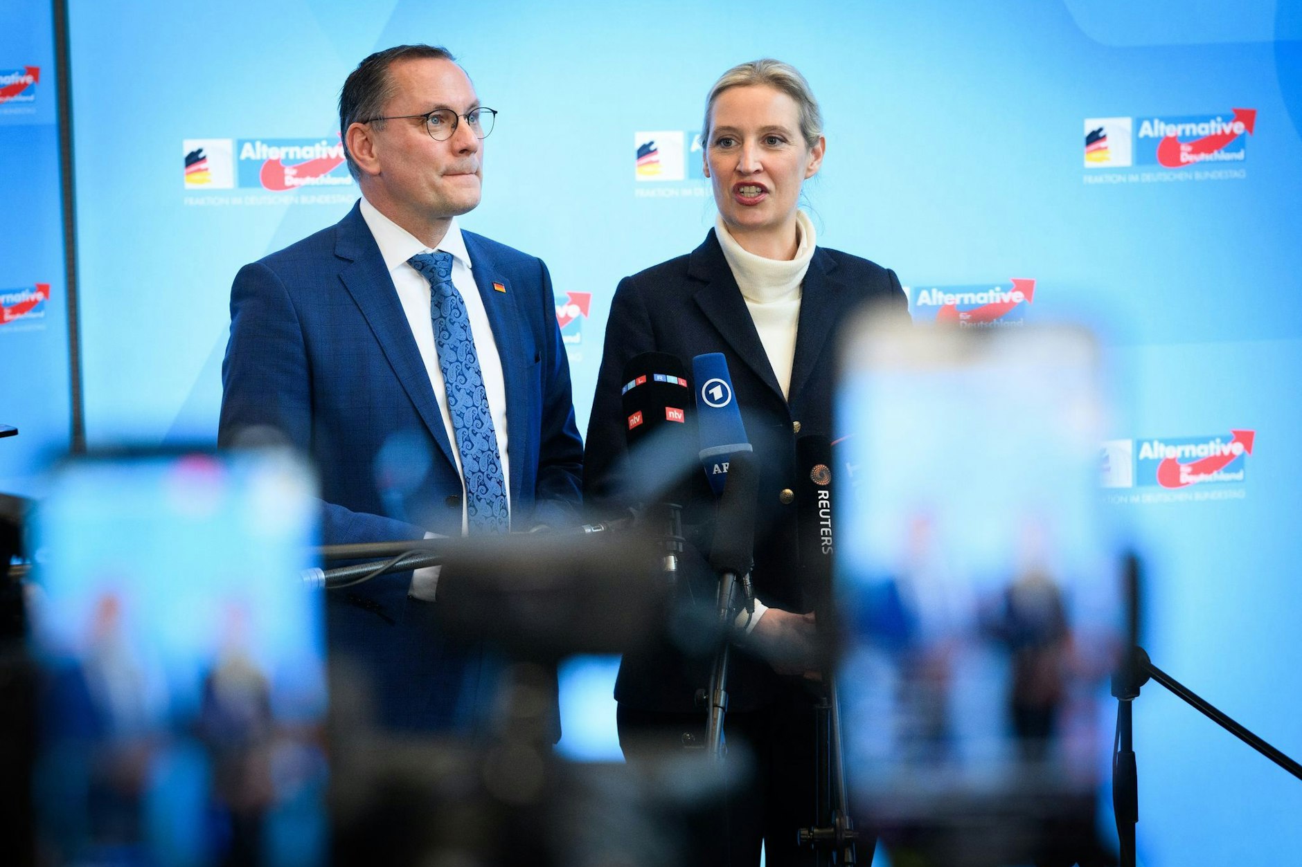 Die Parteichefs der AfD Tino Chrupalla und Alice Weidel wehren sich gegen die Einstufung als <a href="https://www.berliner-zeitung.de/politik-gesellschaft/weitere-unfaire-kampfmassnahme-afd-attackiert-verfassungsschutz-nach-extremismus-einstufung-li.2321352"> gesichert rechtsextremistisch </a>durch den Verfassungsschutz mit einer Abmahnung.
