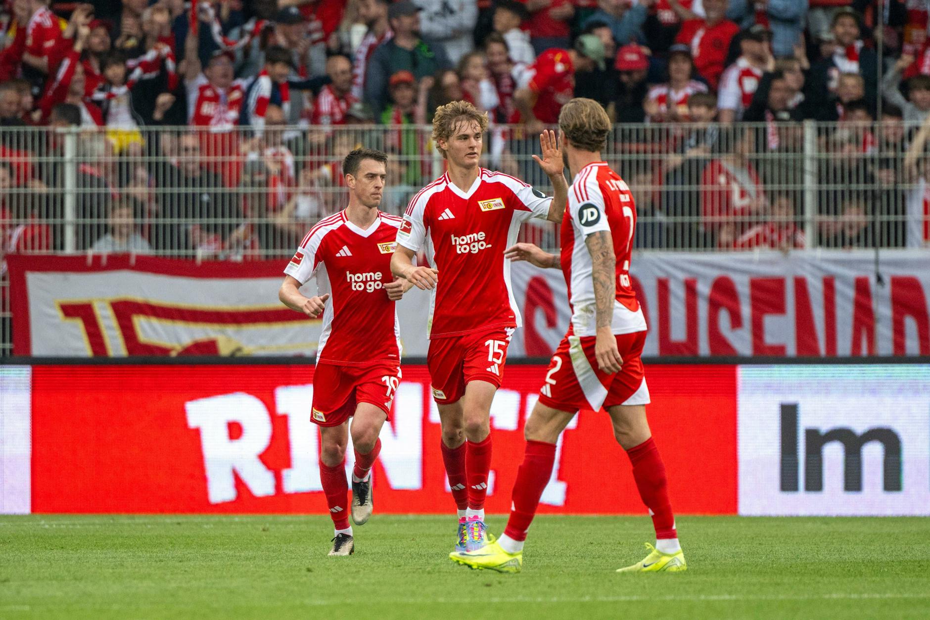 Tom Rothe (Mitte) freut sich über seinen Treffer zum 1:2-Anschluss. Später bereitete er noch den Ausgleich vor.