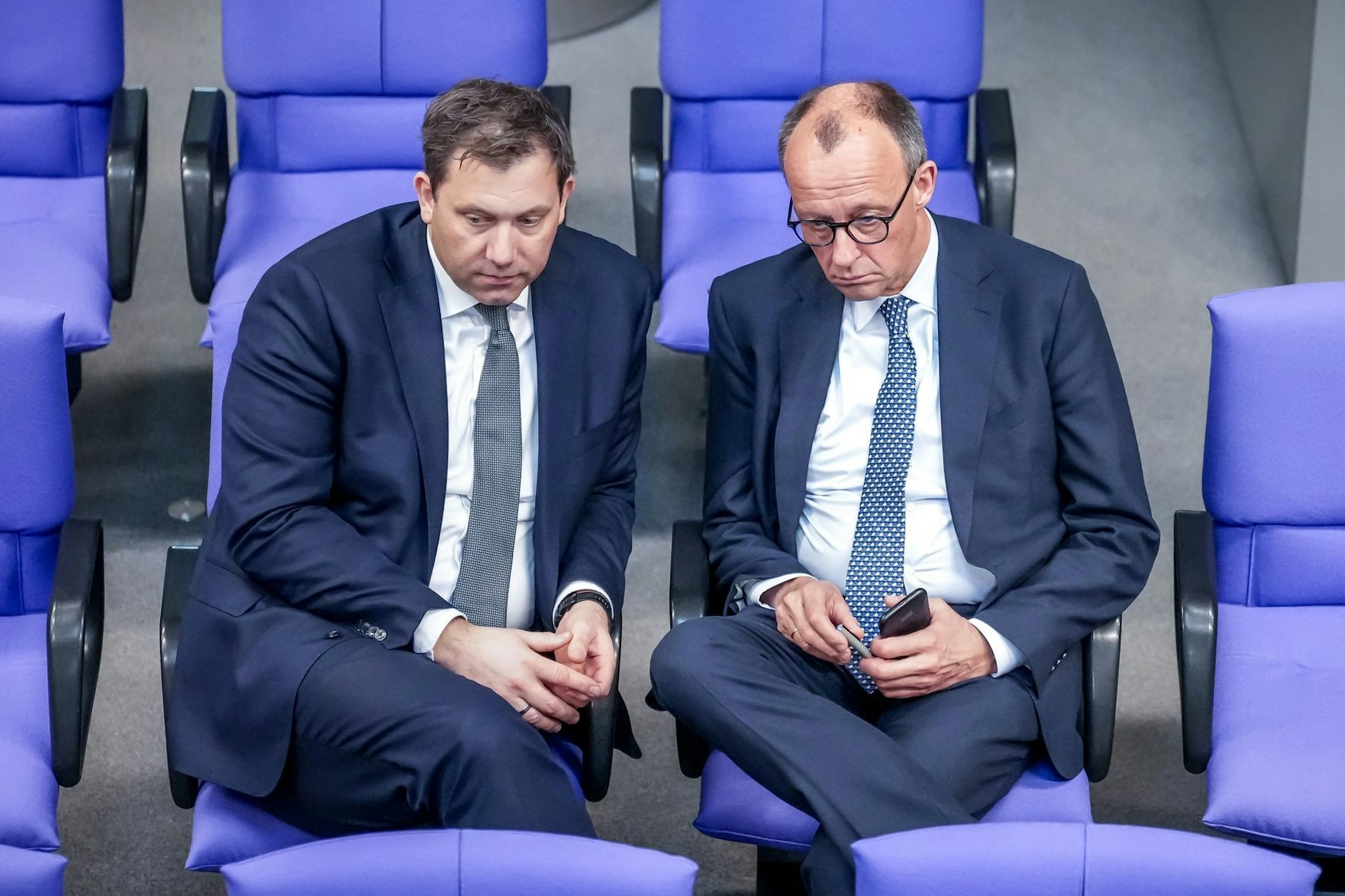 Lars Klingbeil (l), SPD Fraktionschef und Bundesvorsitzender, spricht mit Friedrich Merz, CDUCSU Fraktionsvorsitzender und CDU Bundesvorsitzender, in den hinteren Sitzreihen der Union während der 213. Plenarsitzung der 20. Legislaturperiode im Deutschen Bundestag.
