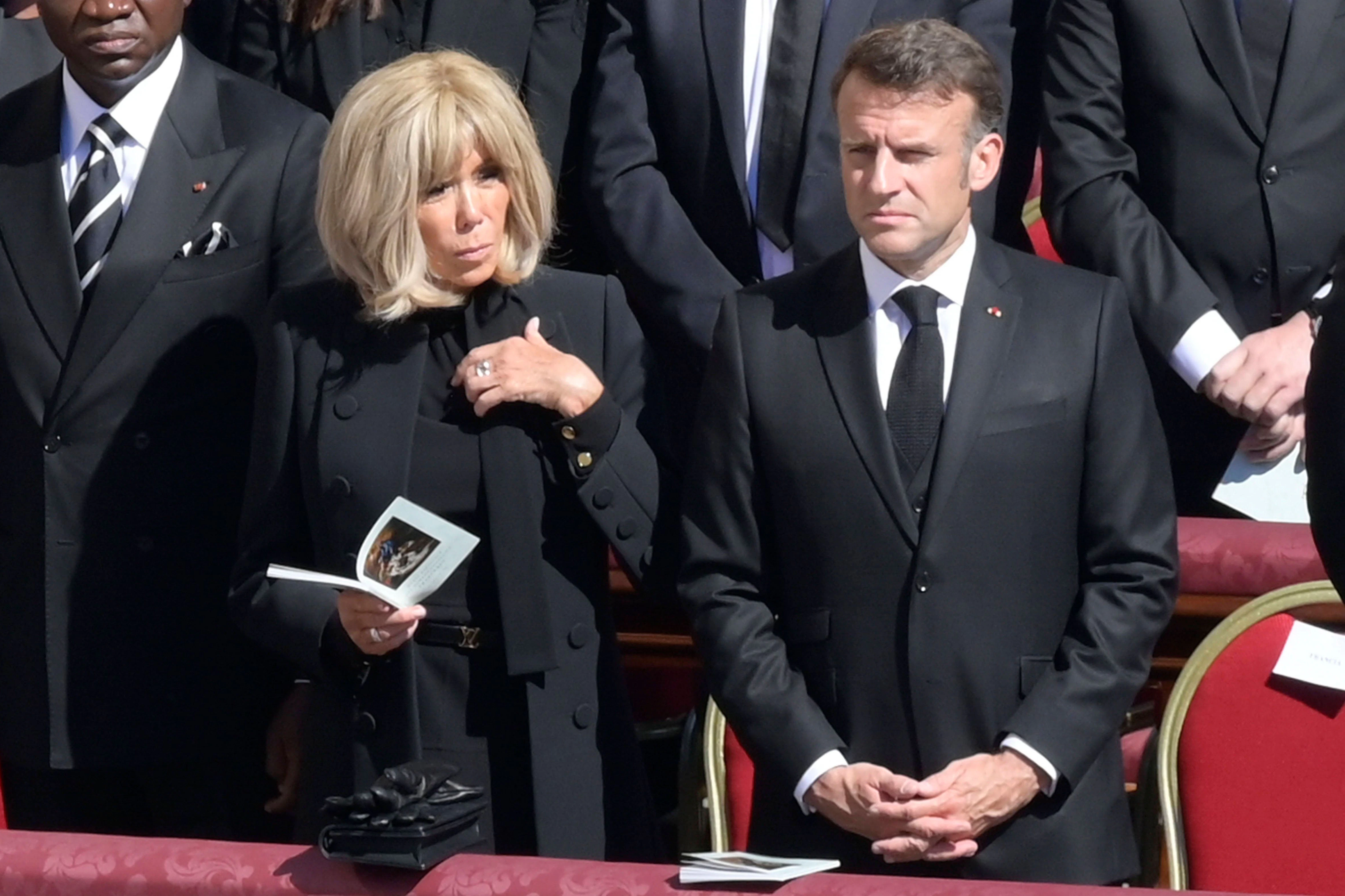Emmanuel Macron mit Ehefrau Brigitte Macron bei der Trauermesse für den verstorbenen Papst Franziskus auf dem Petersplatz.