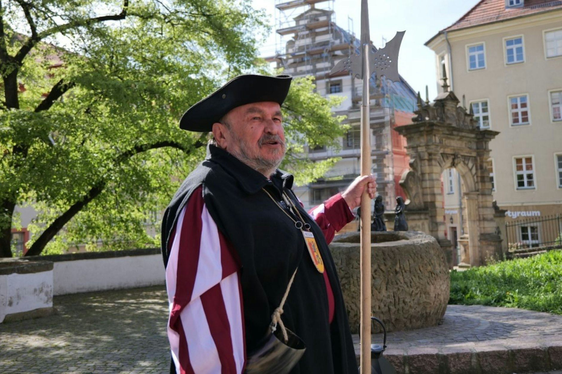 Einst ruderte er erfolgreich bei Olympischen Spielen, jetzt ist Dieter Semetzky als Nachtwächter im Einsatz.